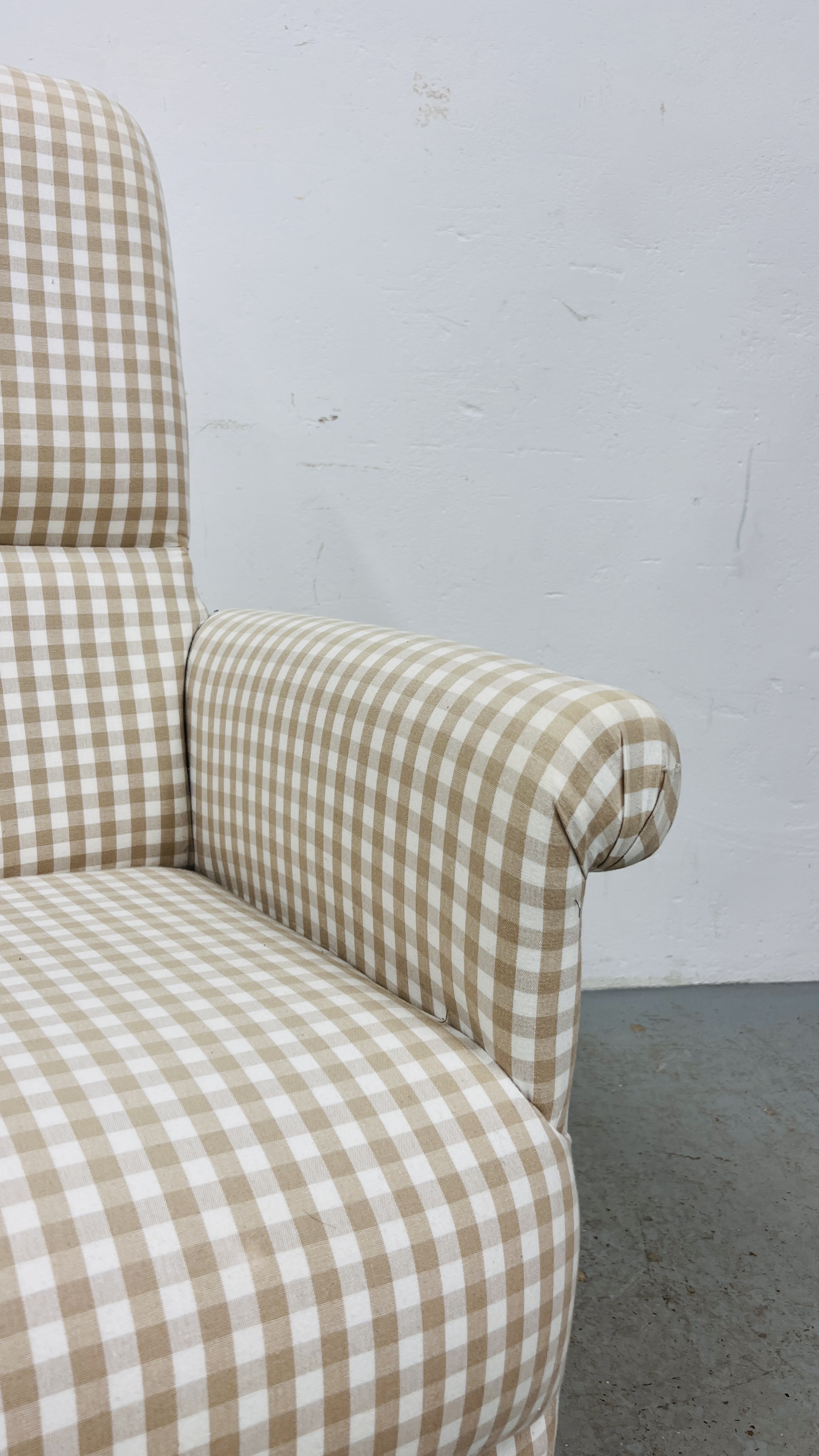 A SMALL CREAM/BEIGE CHECK UPHOLSTERED EASY CHAIR - Image 6 of 7