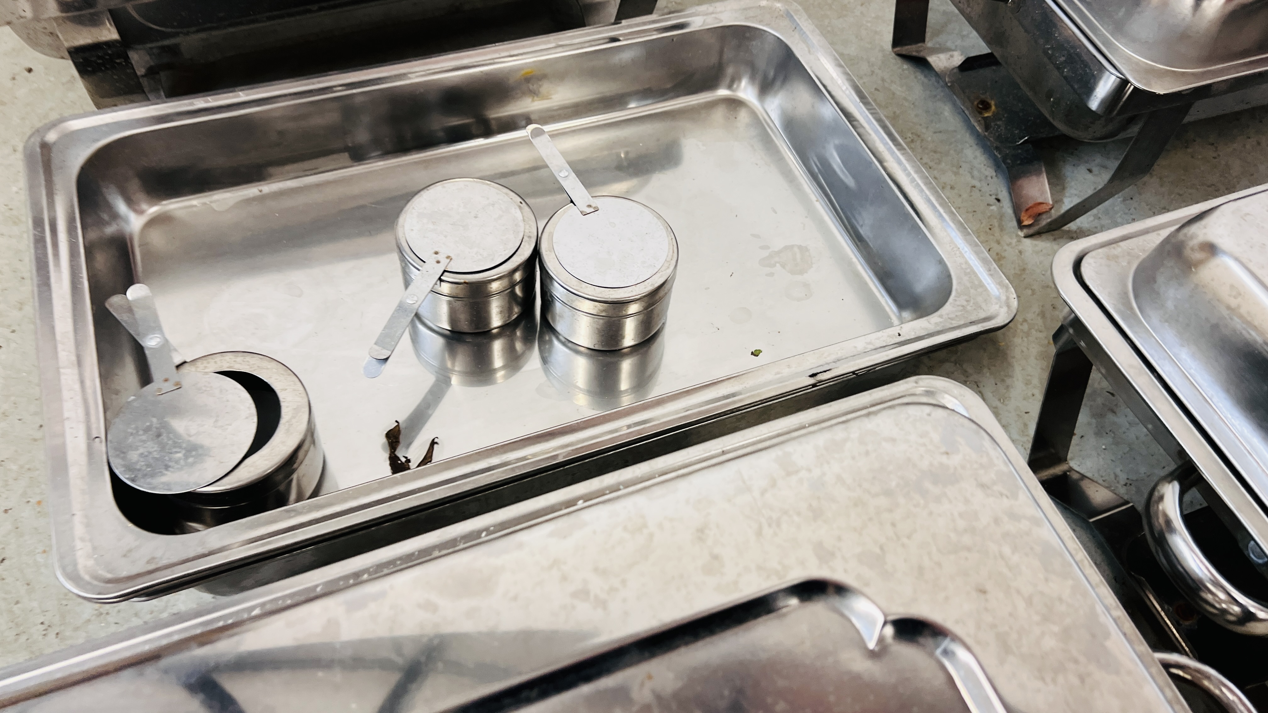 A GROUP OF FOUR STAINLESS STEEL CHAFING DISHES ALONG WITH A FURTHER FOUR TRAYS AND THREE BURNERS. - Image 4 of 6