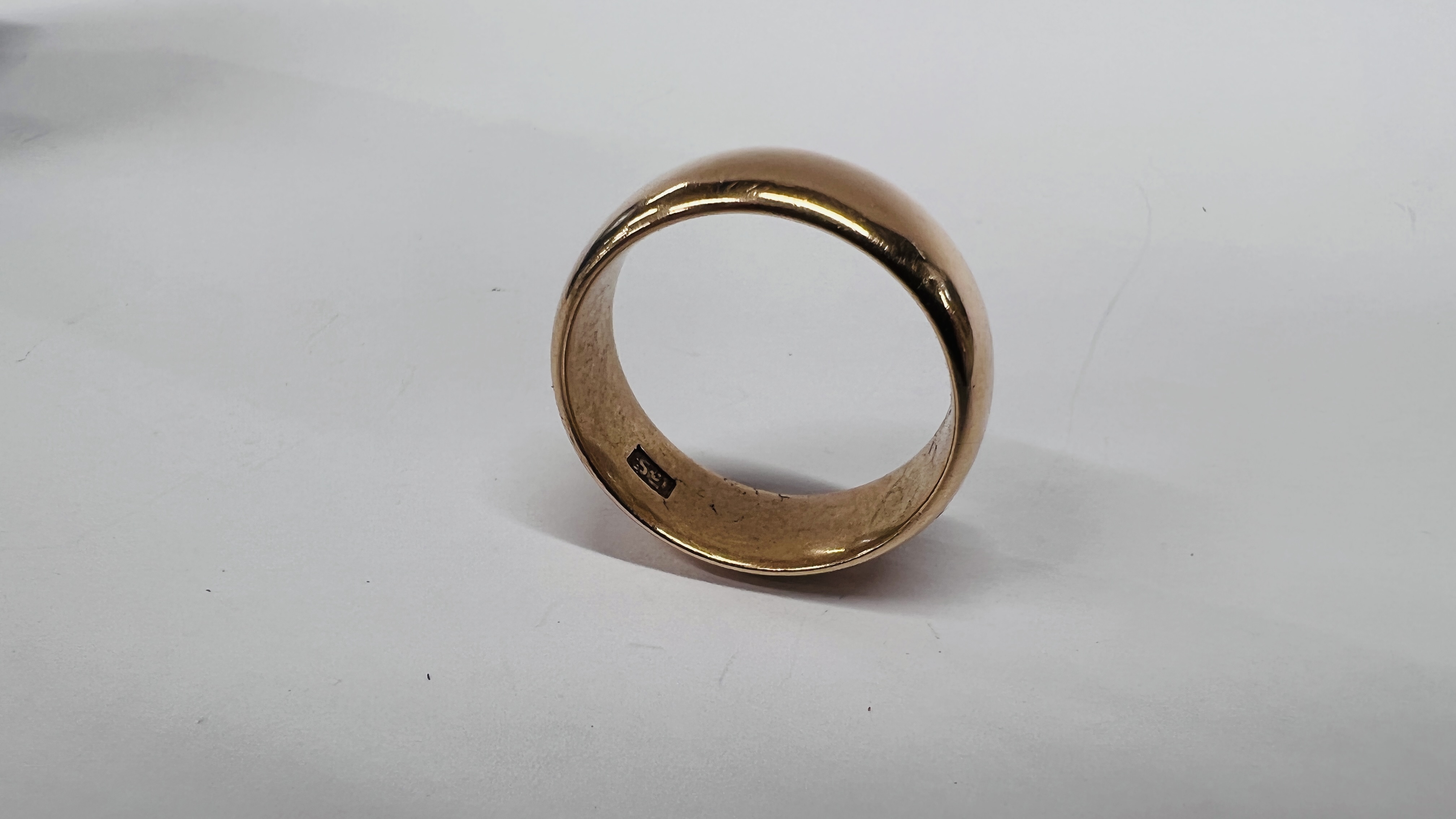A 15CT GOLD GENTLEMAN'S WEDDING BAND. - Image 6 of 7