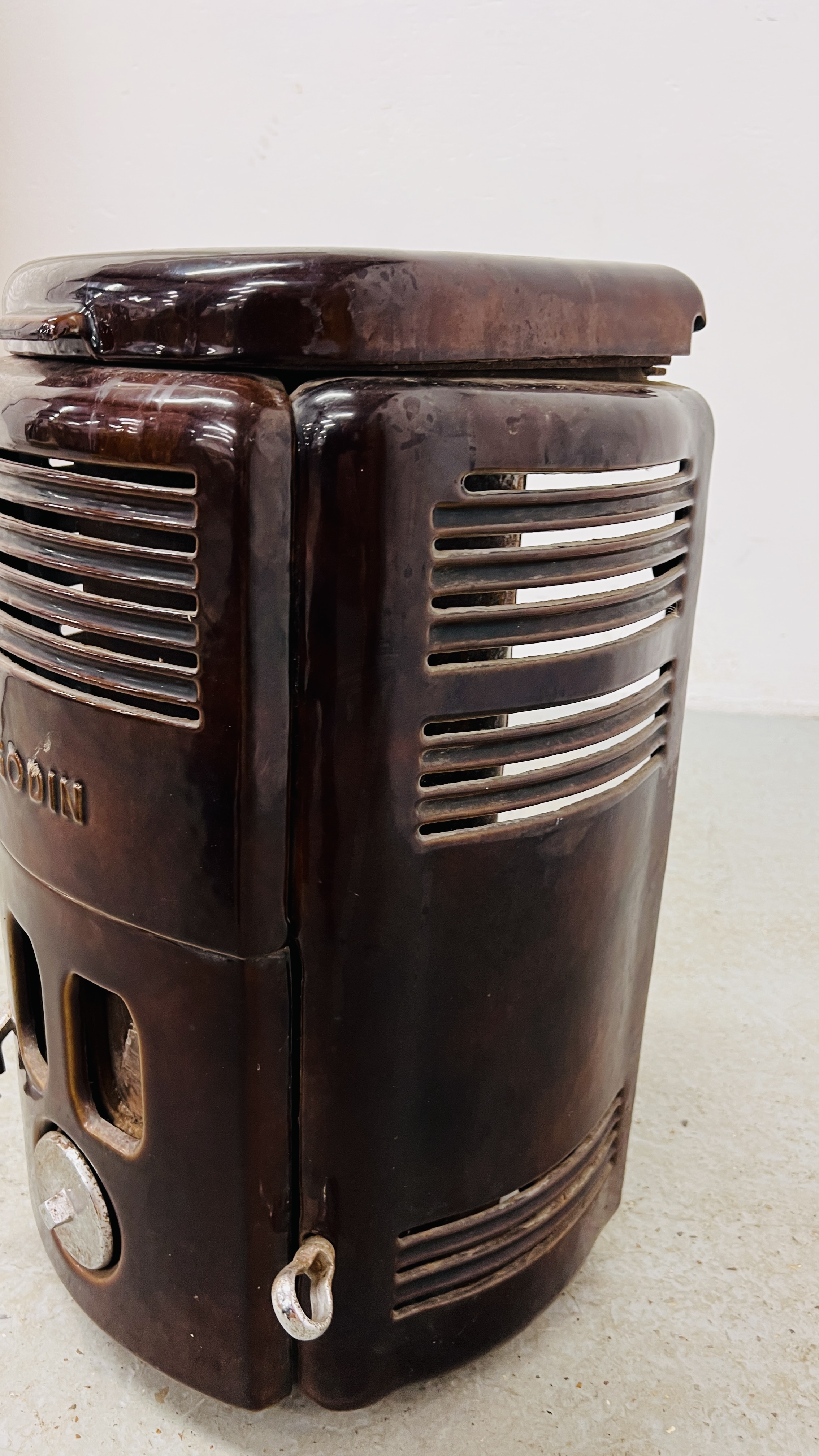 A SMALL GODIN VITREOUS ENAMELLED SOLID FUEL STOVE - HEIGHT 57CM. - Image 9 of 10