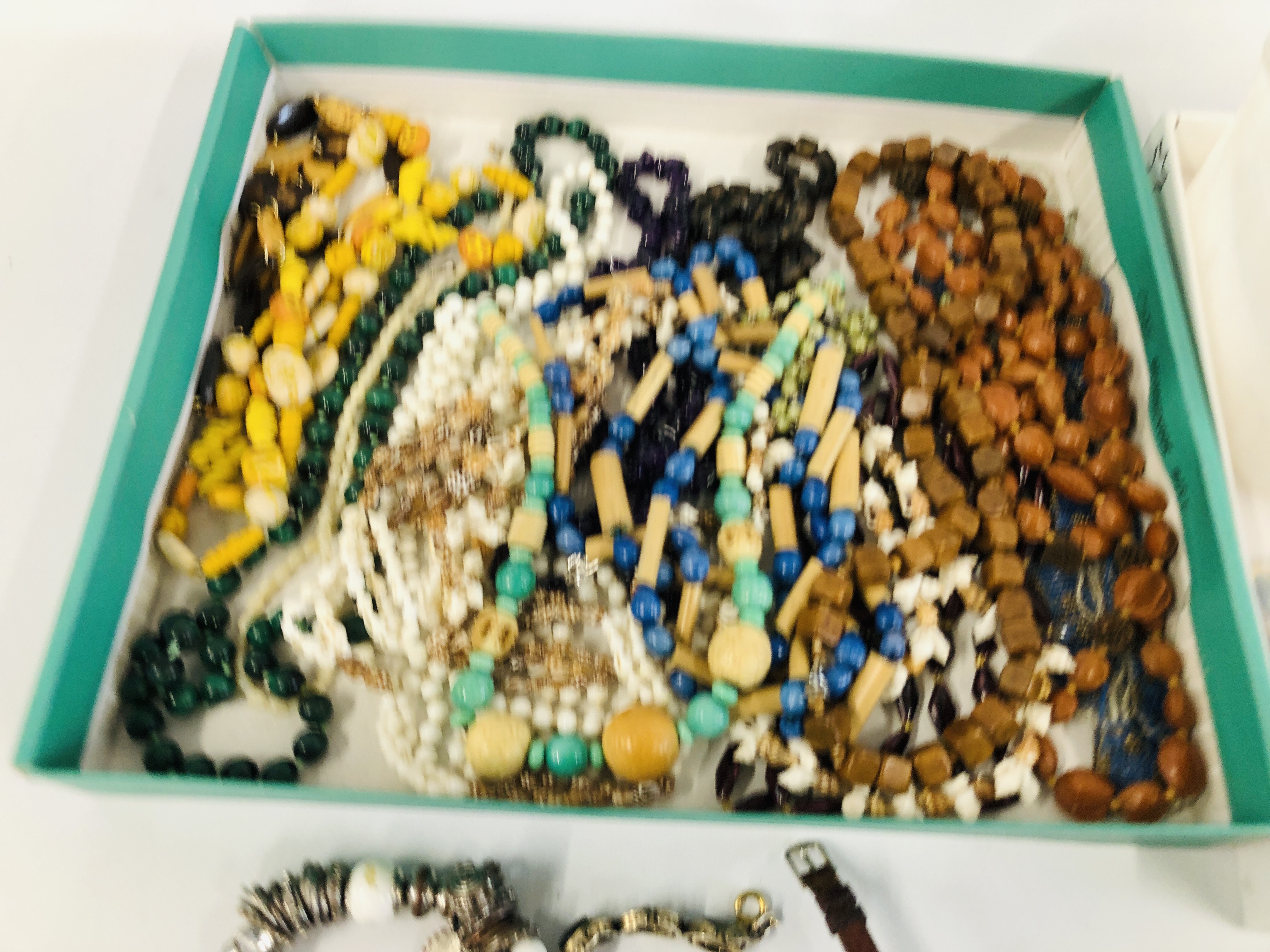 COLLECTION OF MODERN AND VINTAGE COSTUME JEWELLERY TO INCLUDE HARDSTONE AND SHELL NECKLACES, - Image 2 of 7