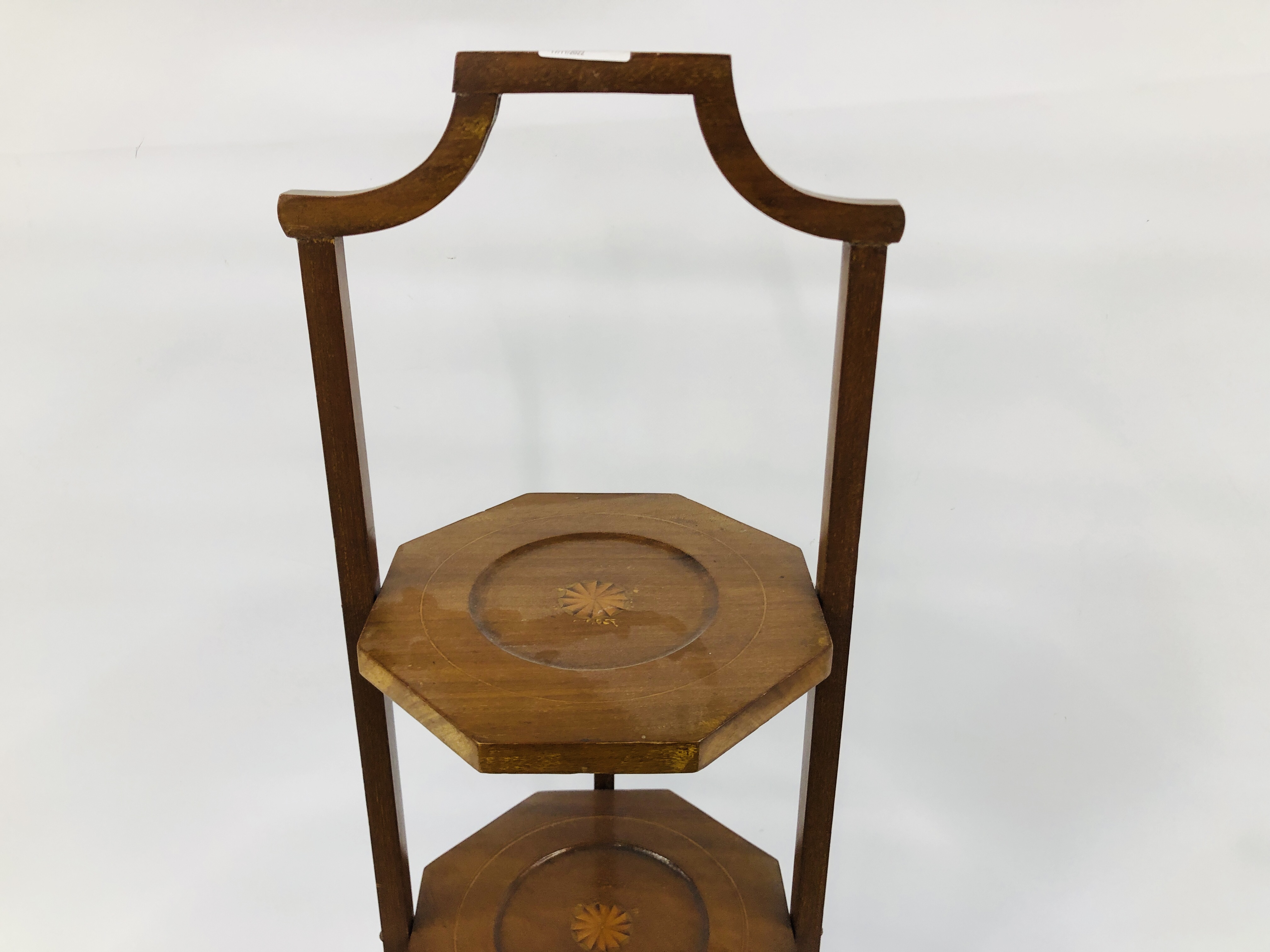 AN EDWARDIAN MAHOGANY AND INLAID FOLDING CAKE STAND. - Image 2 of 6