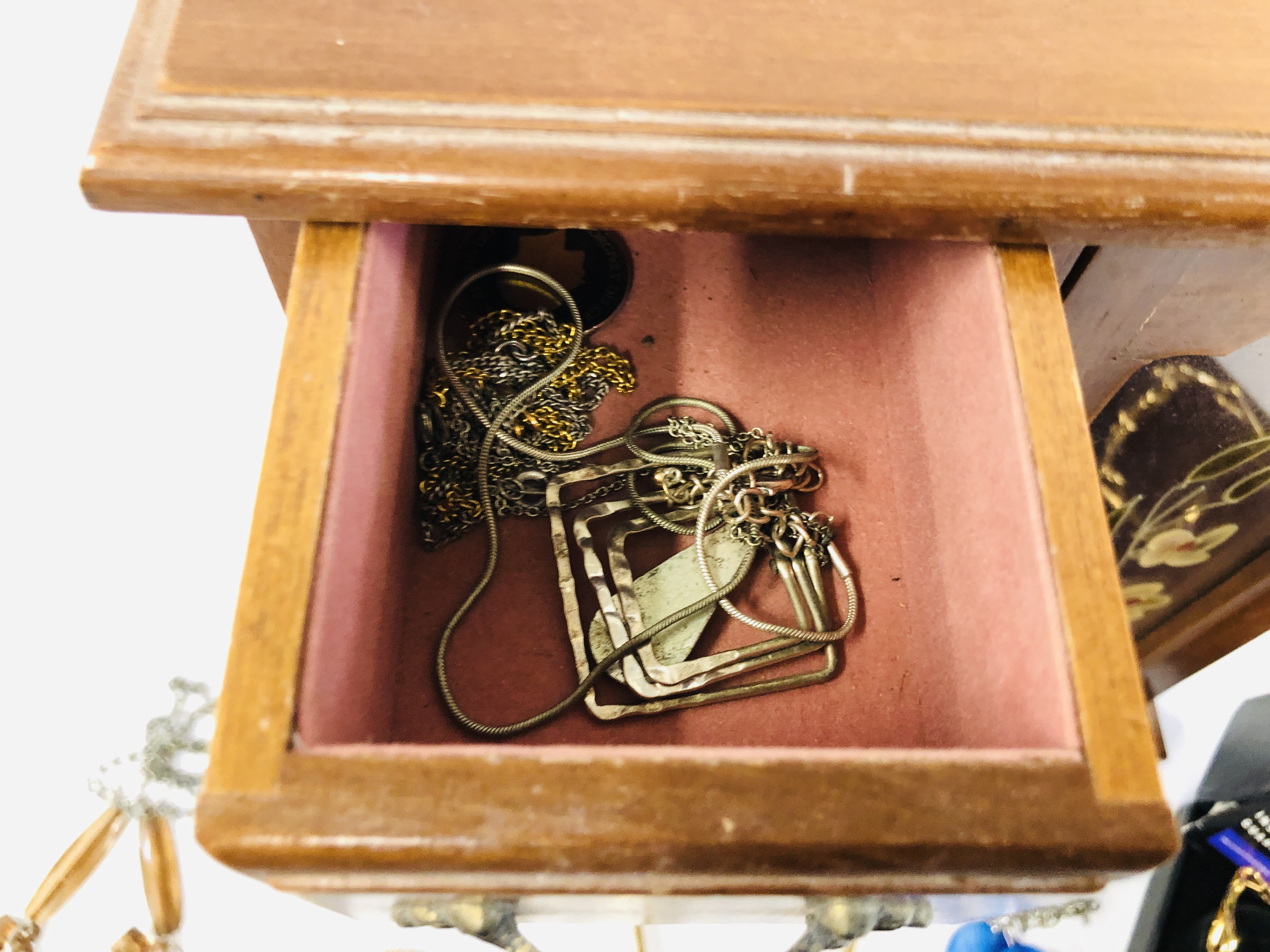 A MODERN FOUR DRAWER JEWELLERY CHEST WITH STAINGLASS PANEL AND CONTENTS TO INCLUDE NECKLACES, - Image 9 of 11