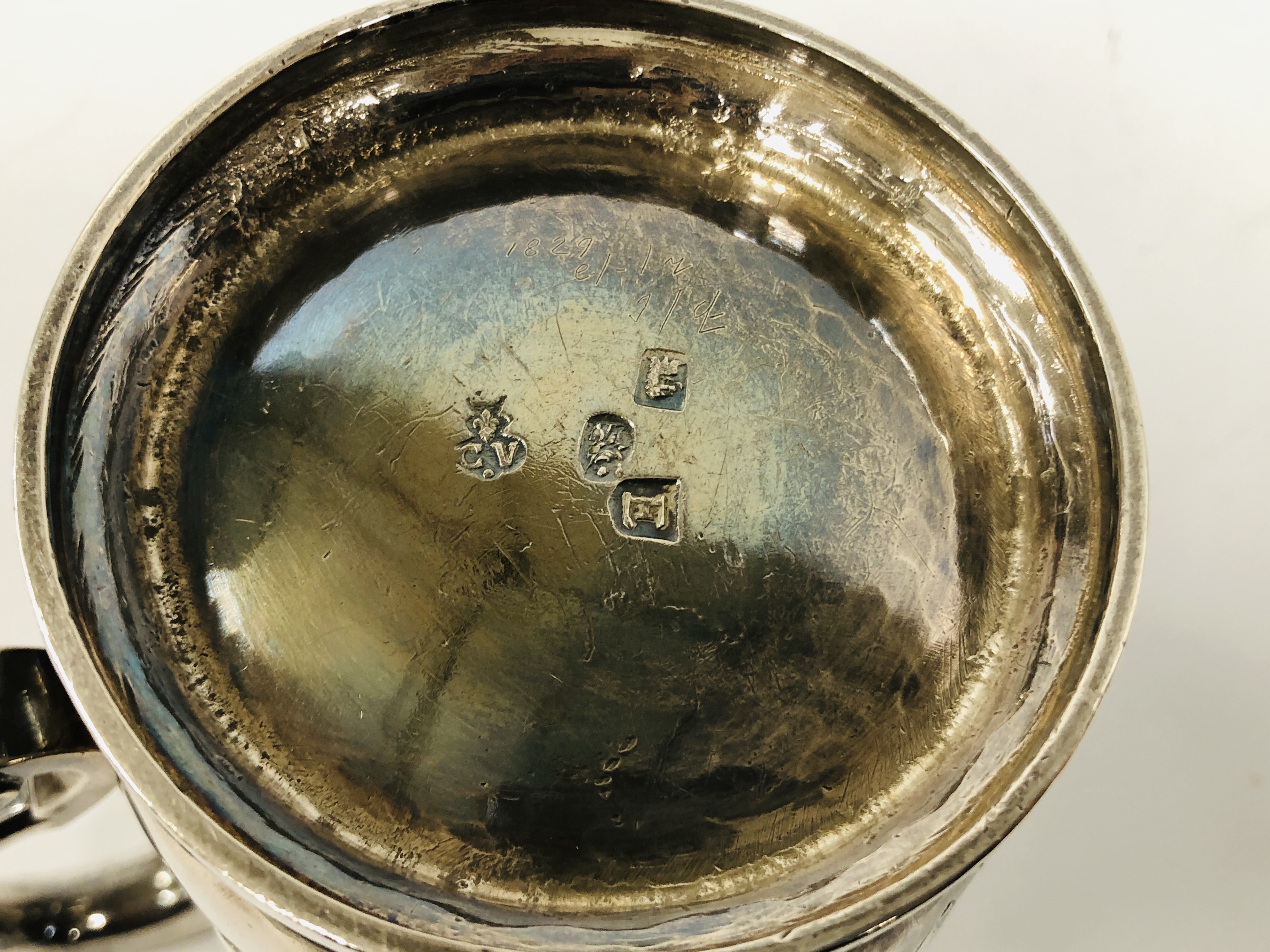 A GEORGE I BRITANNIA STANDARD SILVER LIPPED TANKARD WITH LATER DECORATION AND INSCRIPTION HEIGHT - Image 7 of 8