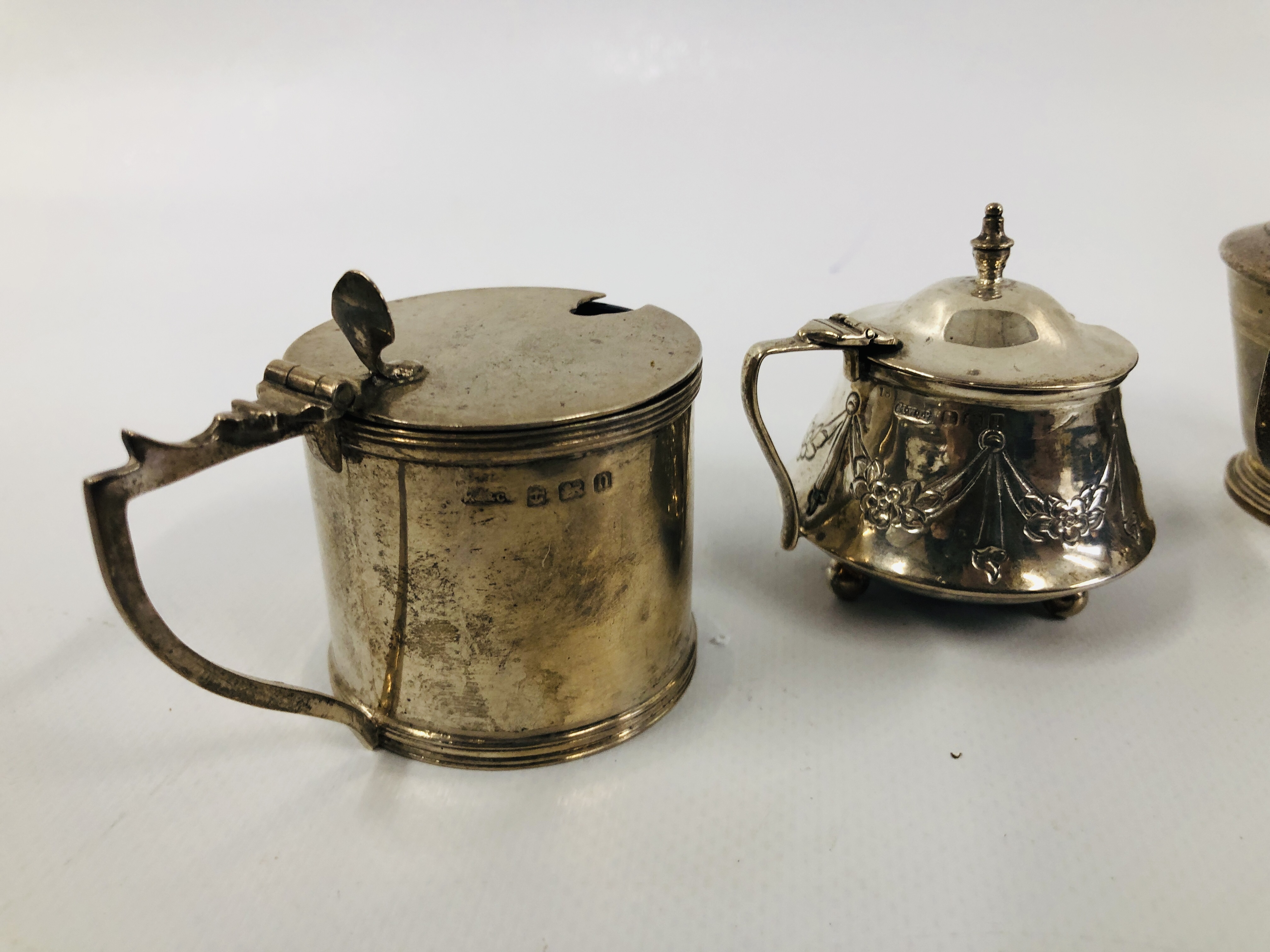 A GROUP OF SIX VARIOUS SILVER MUSTARDS ALL WITH HINGED COVERS AND LINERS VARIOUS ASSAY AND MAKERS - Image 7 of 13