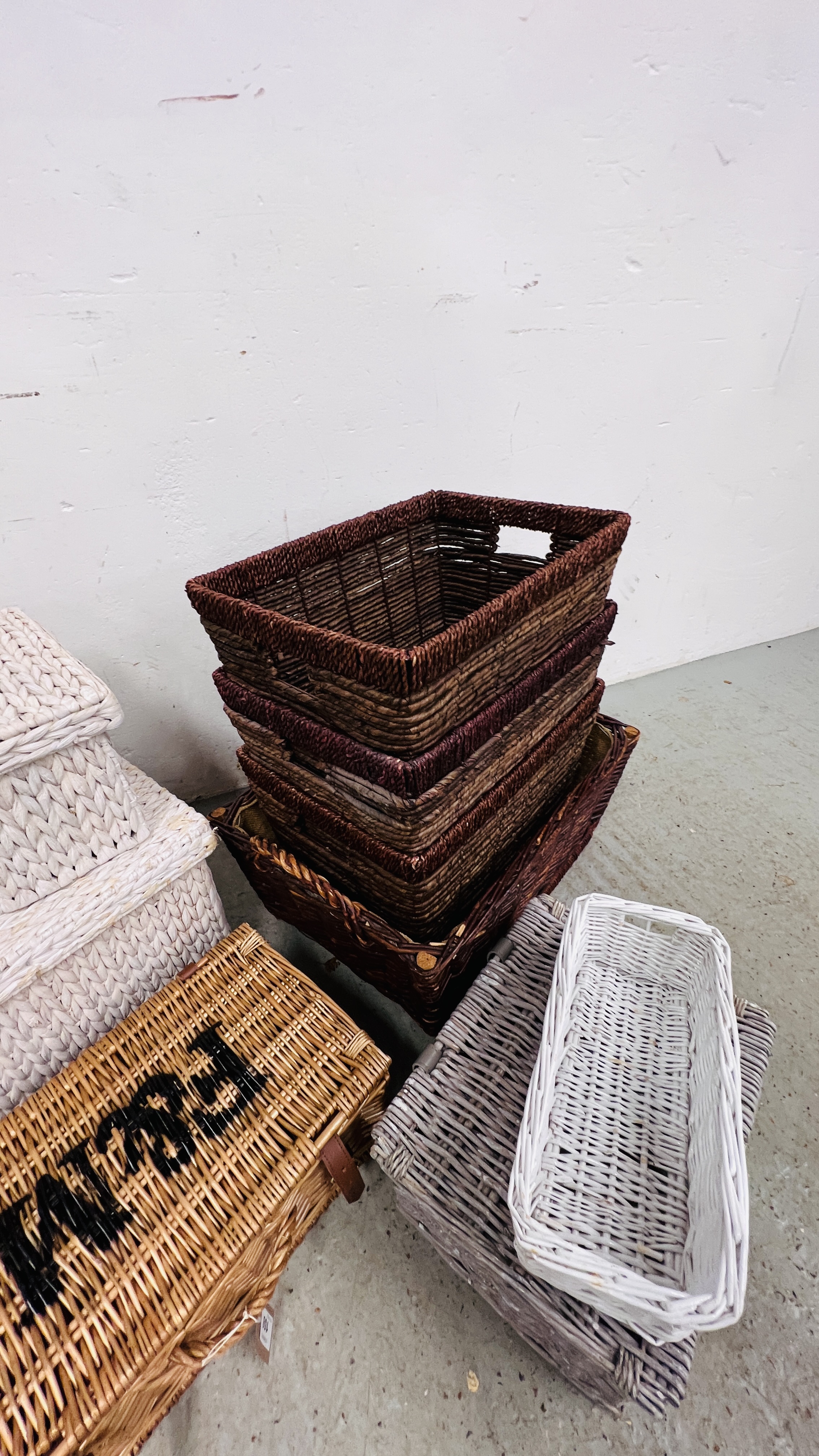 A COLLECTION OF ASSORTED STORAGE BASKETS (10) - Image 5 of 6