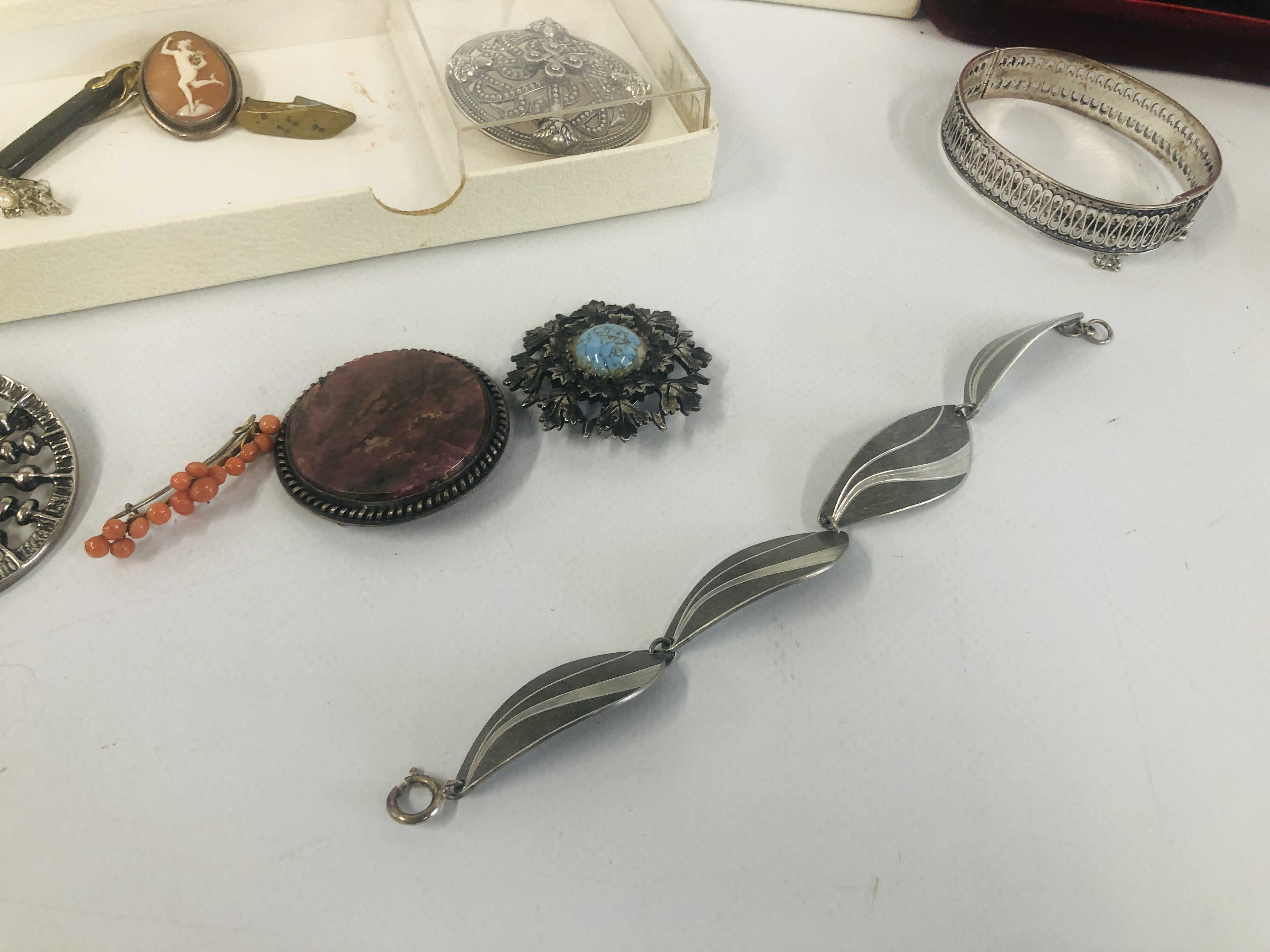 COLLECTION OF VINTAGE JEWELLERY TO INCLUDE A SUITE OF WHITE METAL FILAGREE JEWELLERY, - Image 6 of 7