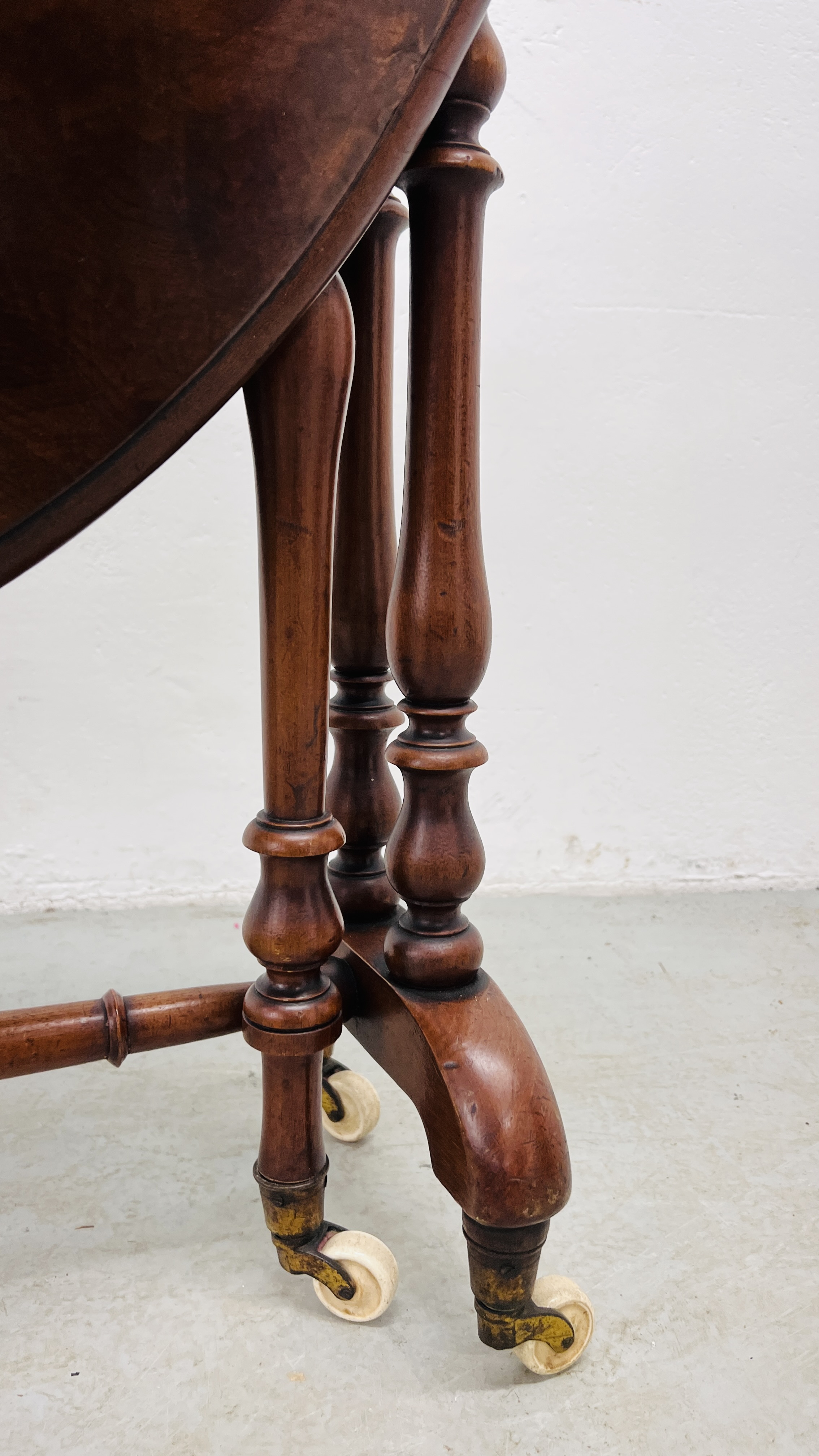 VICTORIAN WALNUT TEA TABLE WITH GATELEG ACTION AND OVAL TOP - EXTENDED 83CM. X 102CM. - Image 6 of 10