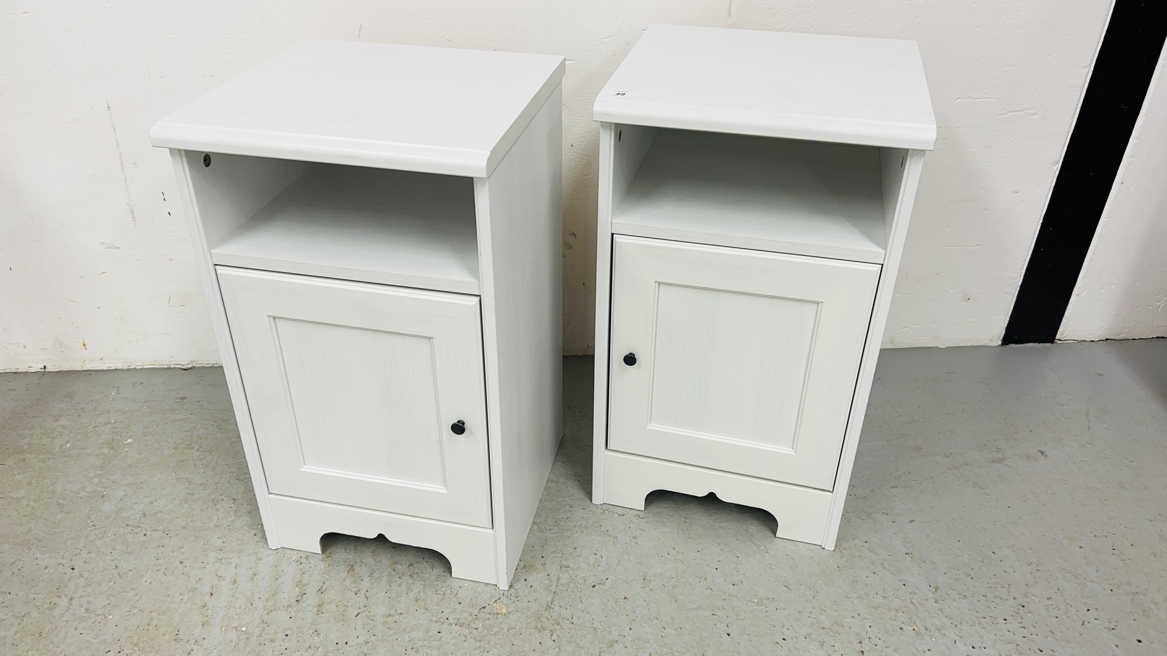 A PAIR OF MODERN LIMED WOODGRAIN FINISH BEDSIDE CABINETS EACH WIDTH 36CM. DEPTH 35CM. HEIGHT 63CM.