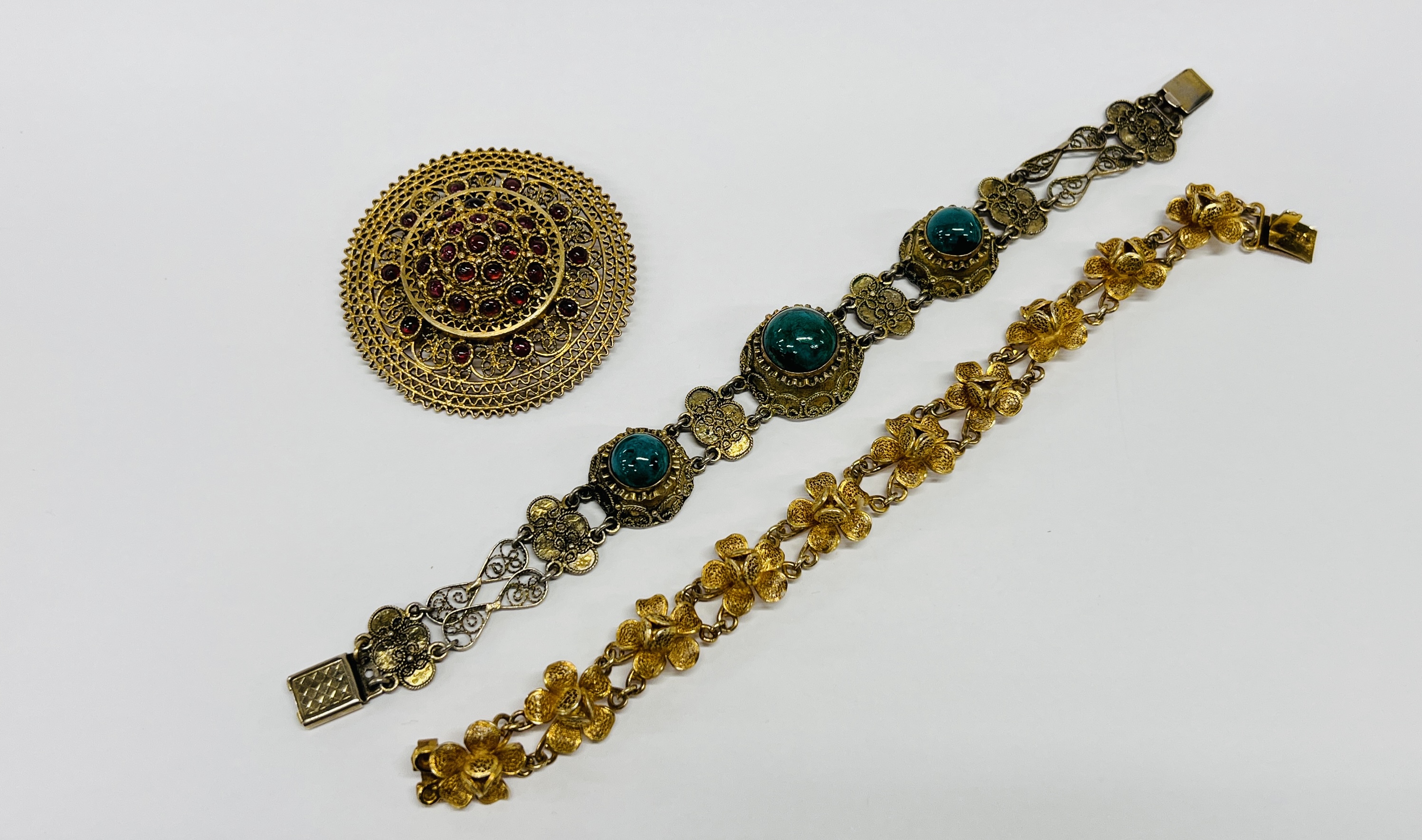 A SILVER GILT BROOCH MADE IN ISRAEL, SET WITH CABOCHONS, - Image 7 of 10