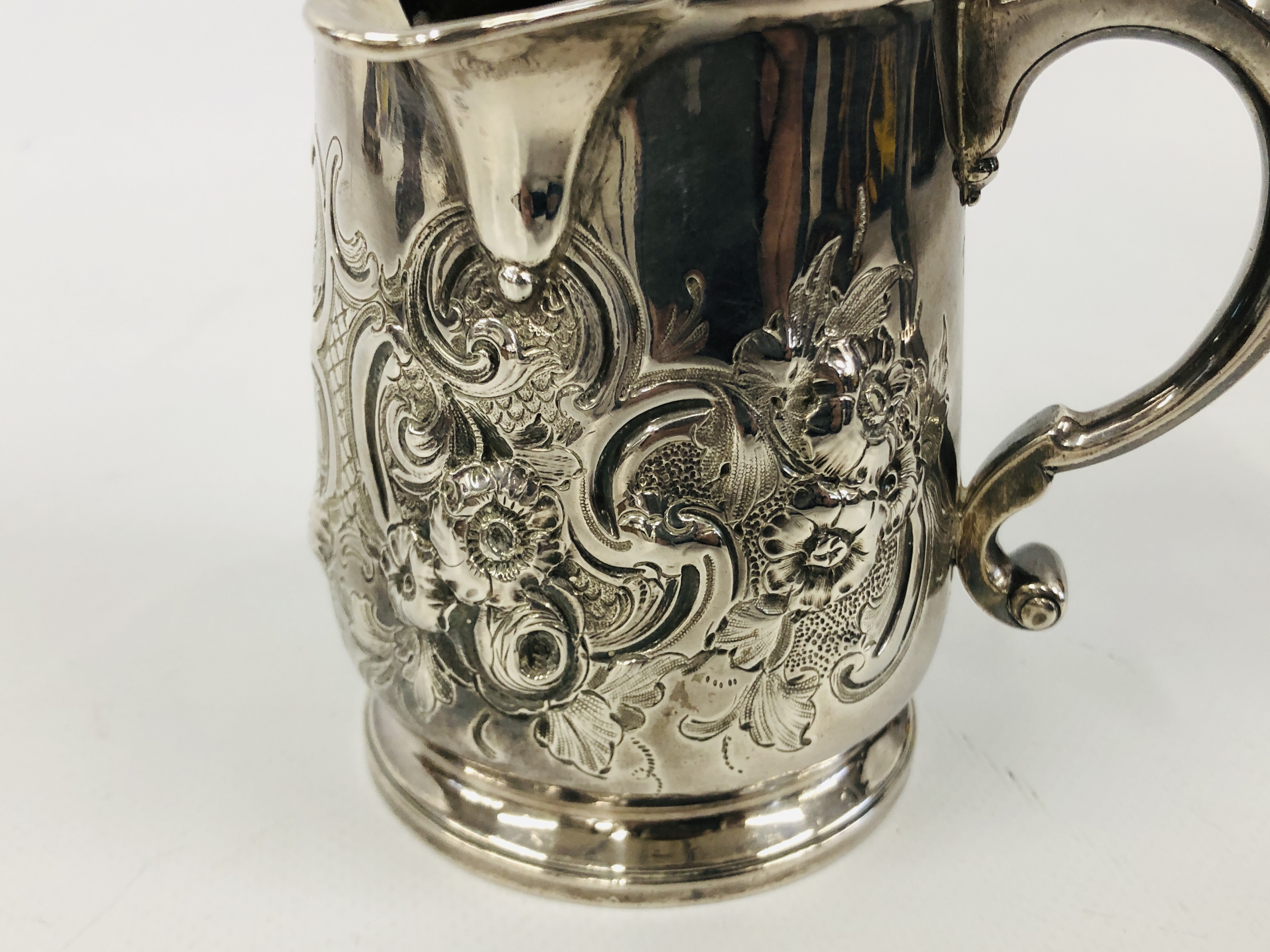 A GEORGE I BRITANNIA STANDARD SILVER LIPPED TANKARD WITH LATER DECORATION AND INSCRIPTION HEIGHT - Image 3 of 8