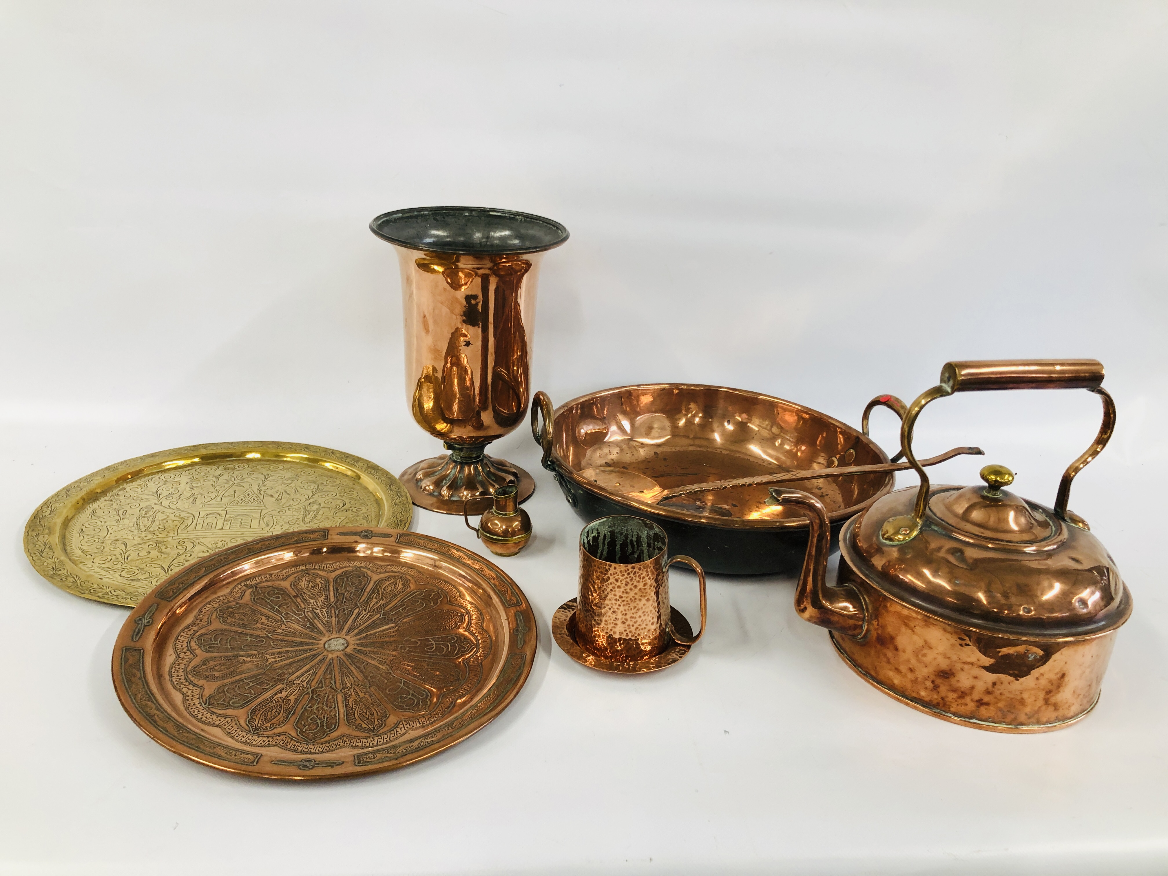 BOX OF ASSORTED METAL WARE TO INCLUDE COPPER TWO HANDLED PAN AND KETTLE,
