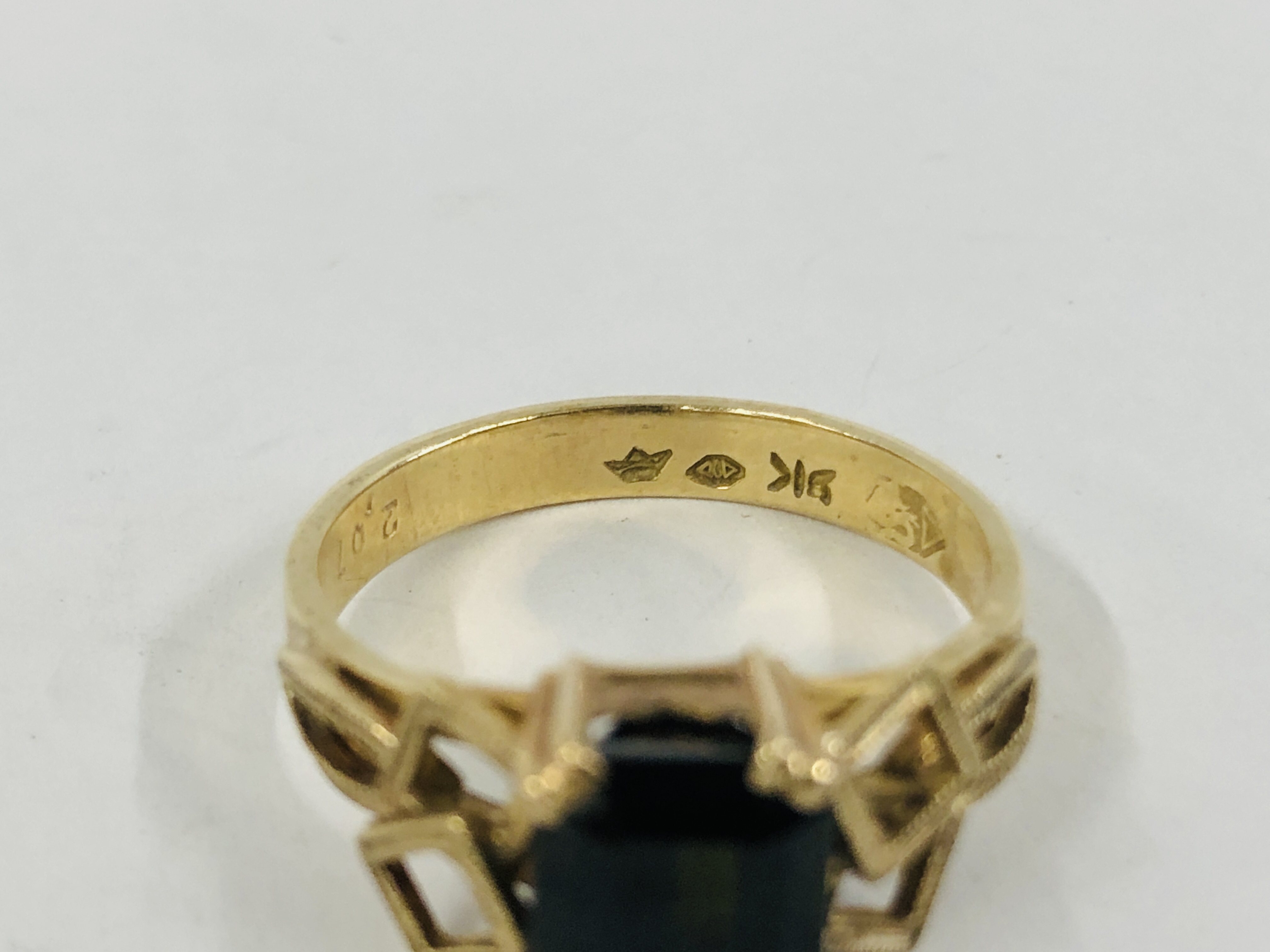 AN UNUSUAL 9CT GOLD RING, CENTRAL EMERALD CUT GREEN STONE SURMOUNTED BY OVERLAYED SQUARES. - Image 6 of 8