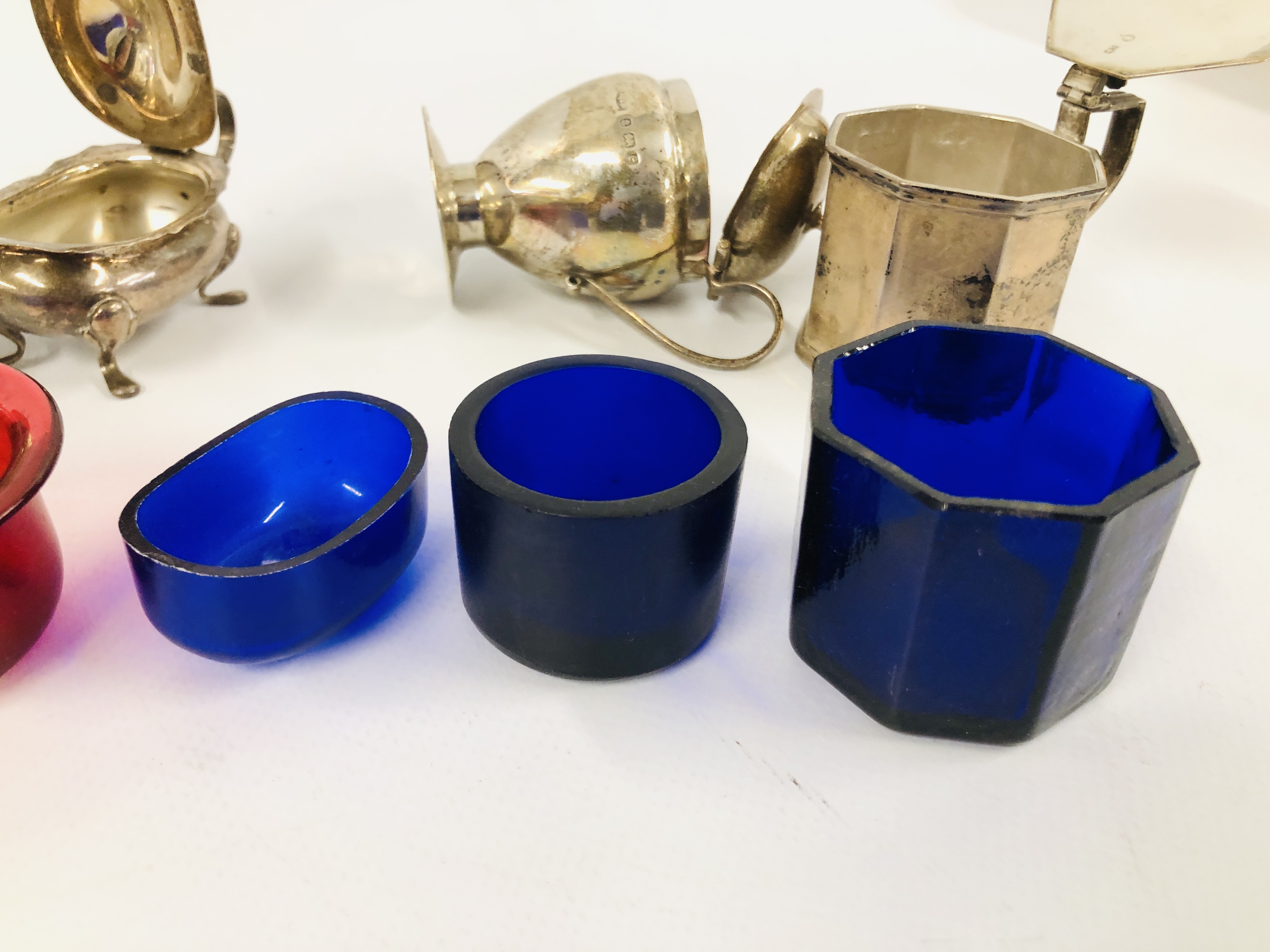 A GROUP OF SIX VARIOUS SILVER MUSTARDS ALL WITH HINGED COVERS AND LINERS VARIOUS ASSAY AND MAKERS - Image 11 of 13