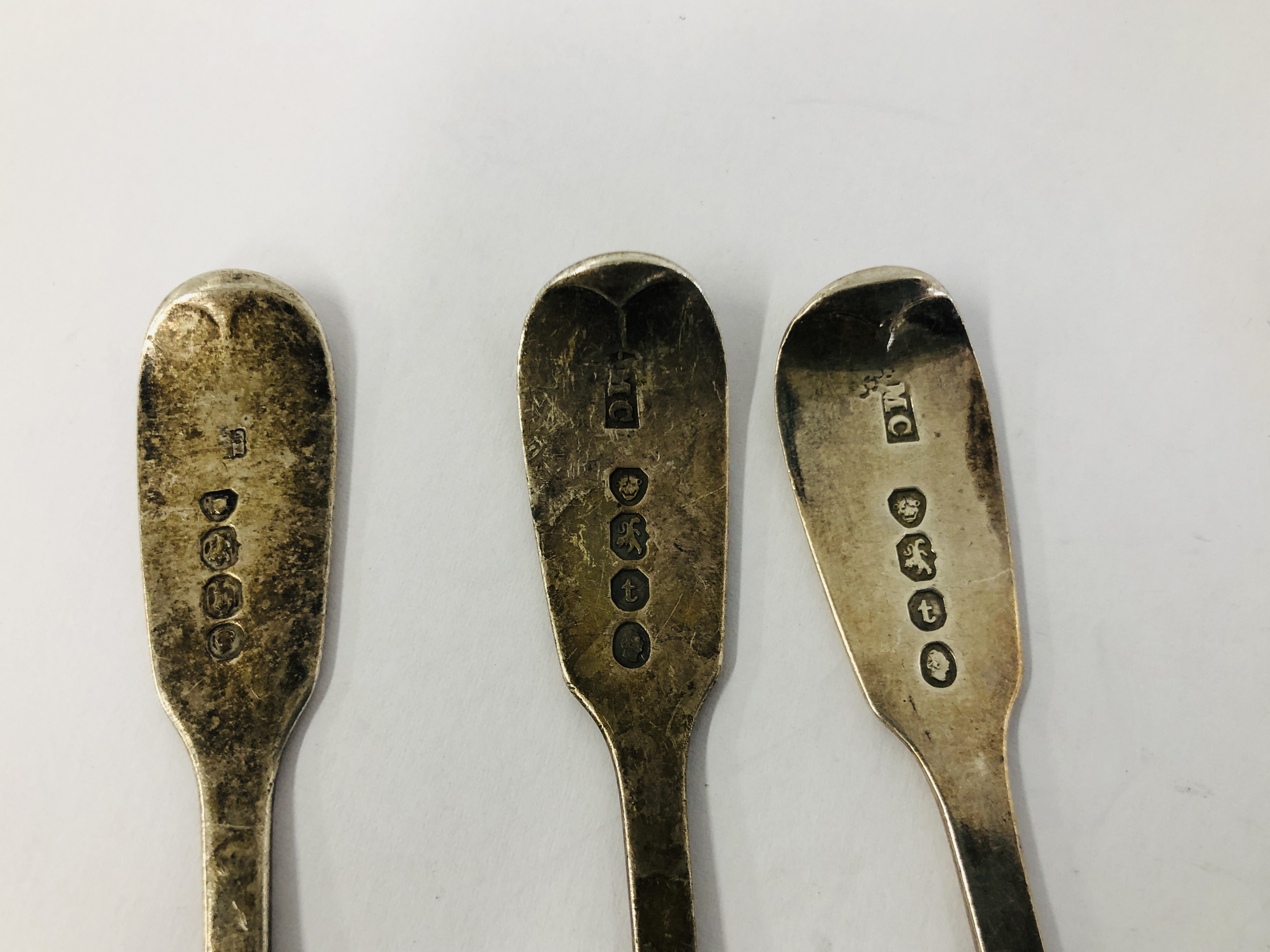 EIGHT VARIOUS SILVER TEASPOONS INCLUDING FOUR ONSLOW PATTERN AND MATCHING SUGAR NIPS, - Image 9 of 10