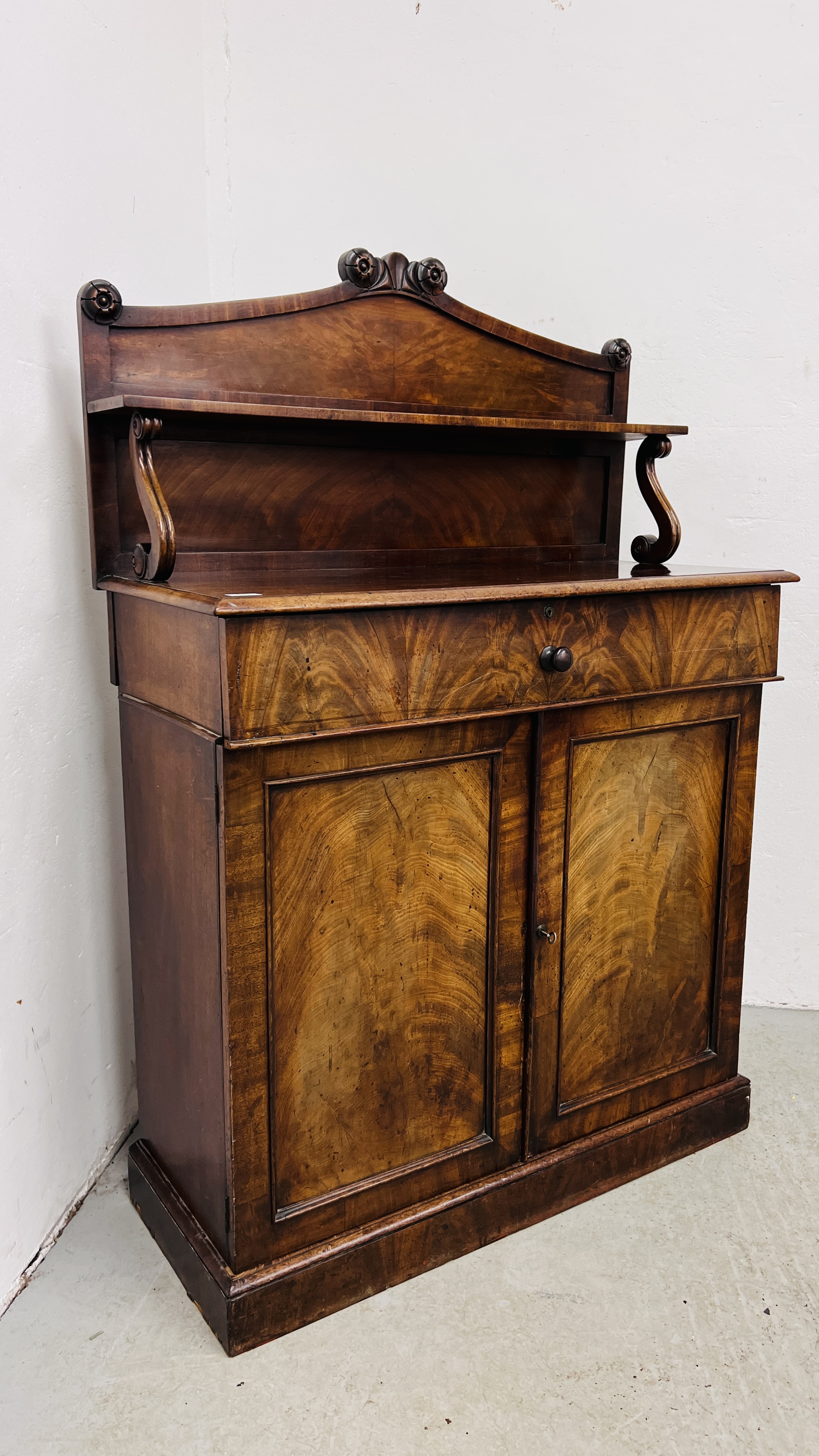 A VICTORIAN MAHOGANY SINGLE DRAWER SIDEBOARD WITH UPSTAND WIDTH 100CM. DEPTH 44CM. HEIGHT 146CM. - Image 7 of 9