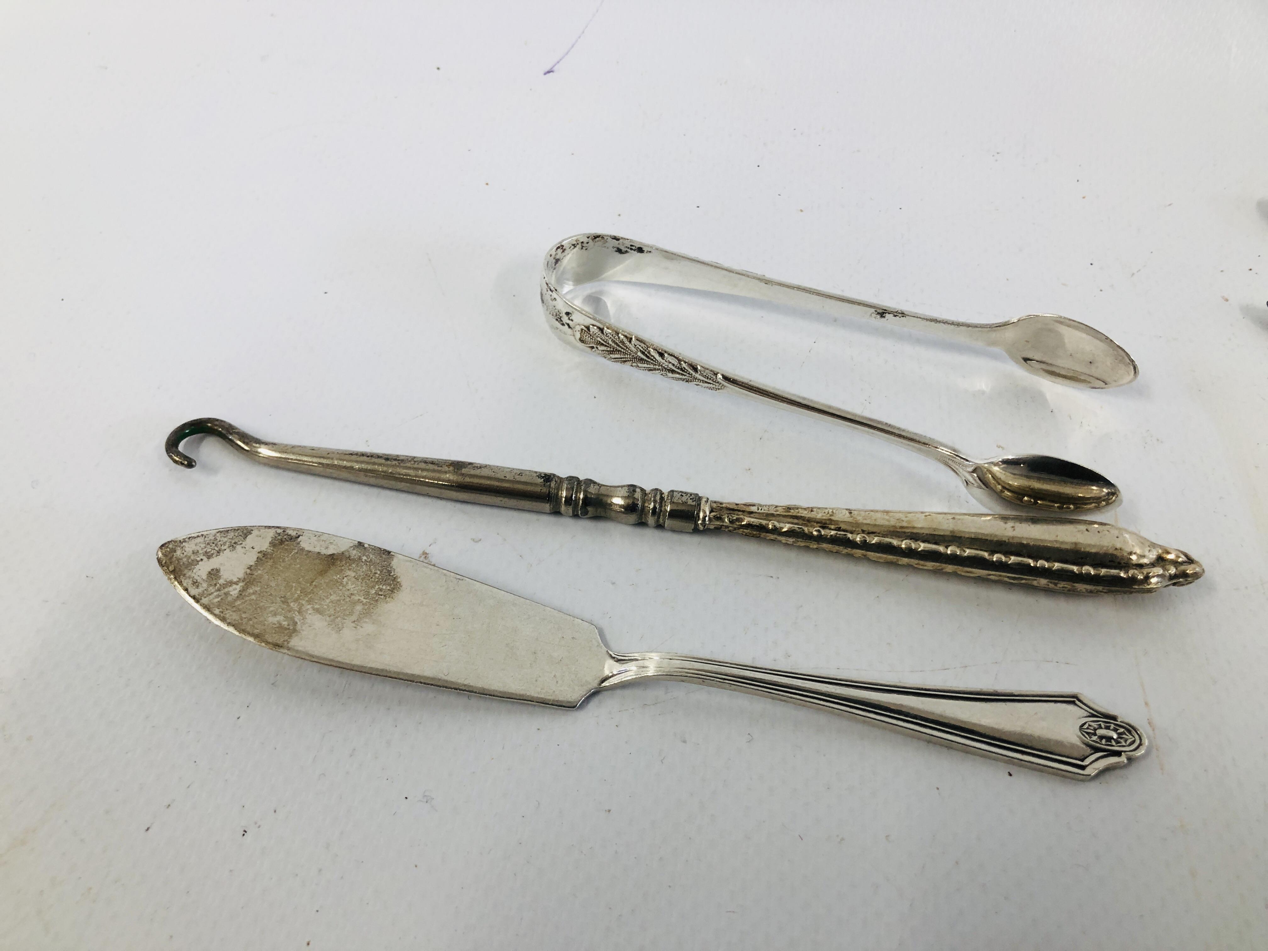 A GROUP OF SILVER TO INCLUDE 5 SILVER HANDLED KNIVES, SILVER HANDLED HOOK, - Image 12 of 17