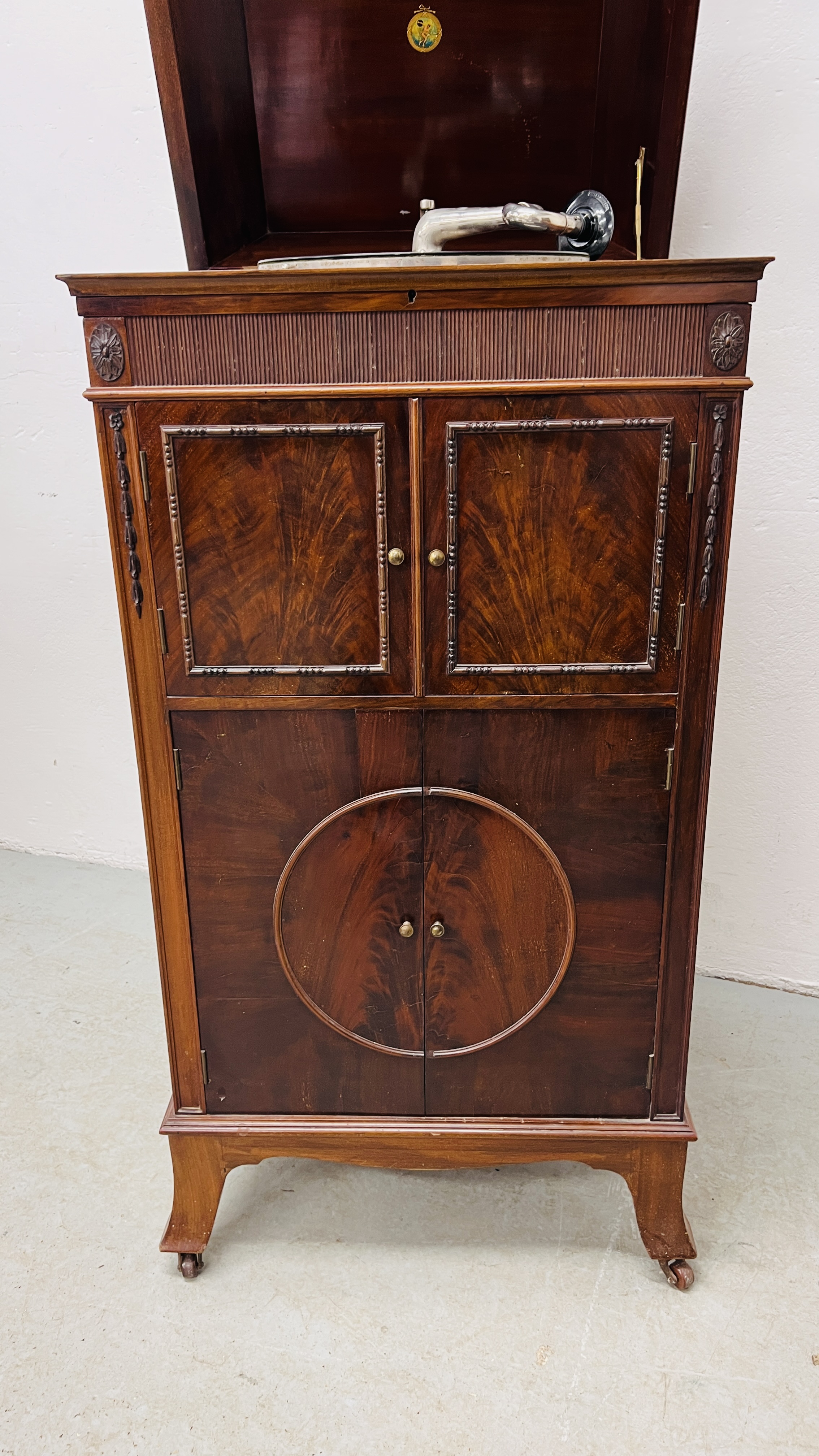 AN EARLY C20TH MAHOGANY CASED GRAMOPHONE, W 53CM, D 50CM, H 110CM. - Image 6 of 12