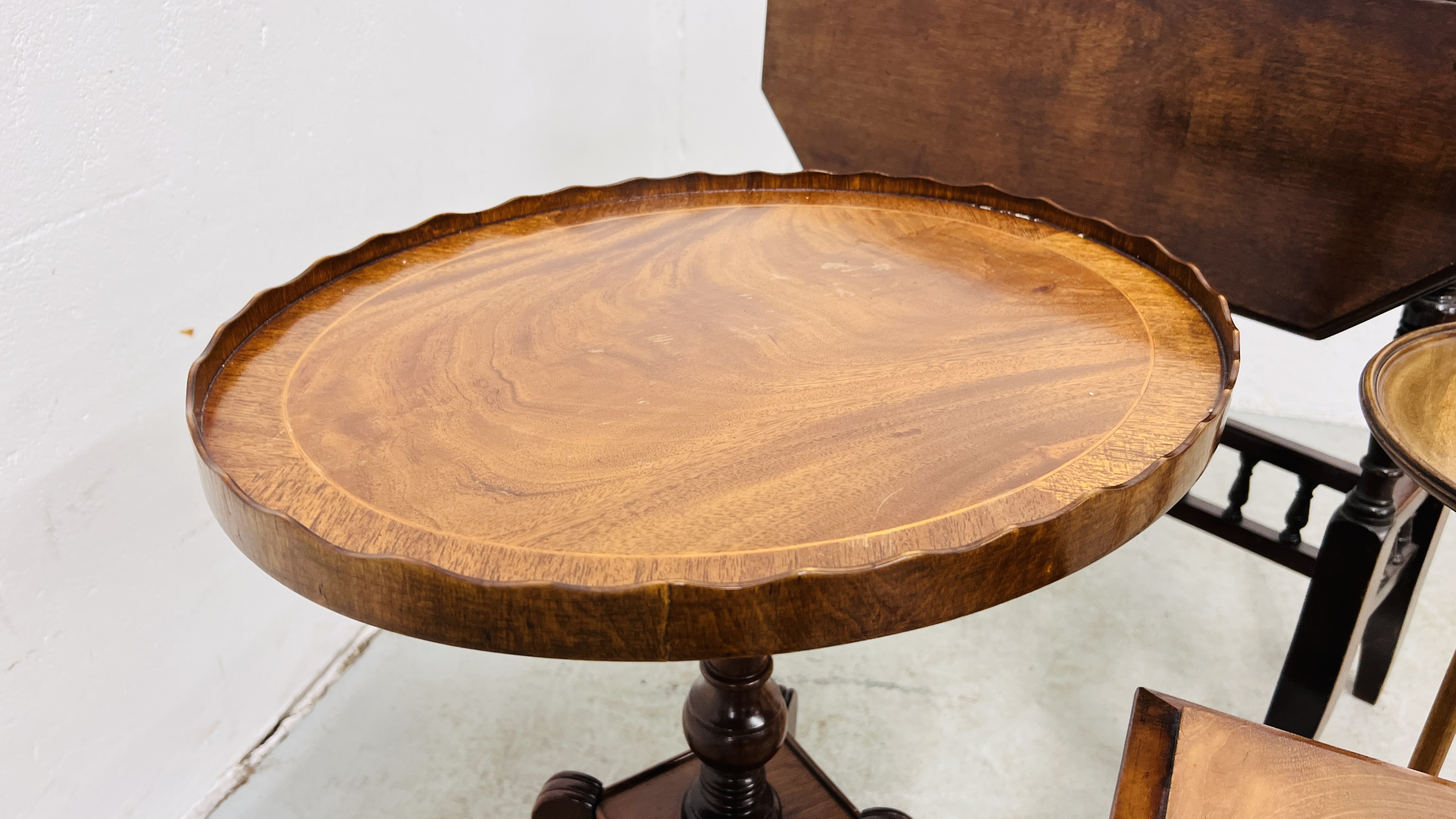 VINTAGE MAHOGANY DROP LEAF OCCASIONAL TABLE ALONG WITH A FURTHER THREE OCCASIONAL TABLES OF - Image 5 of 9