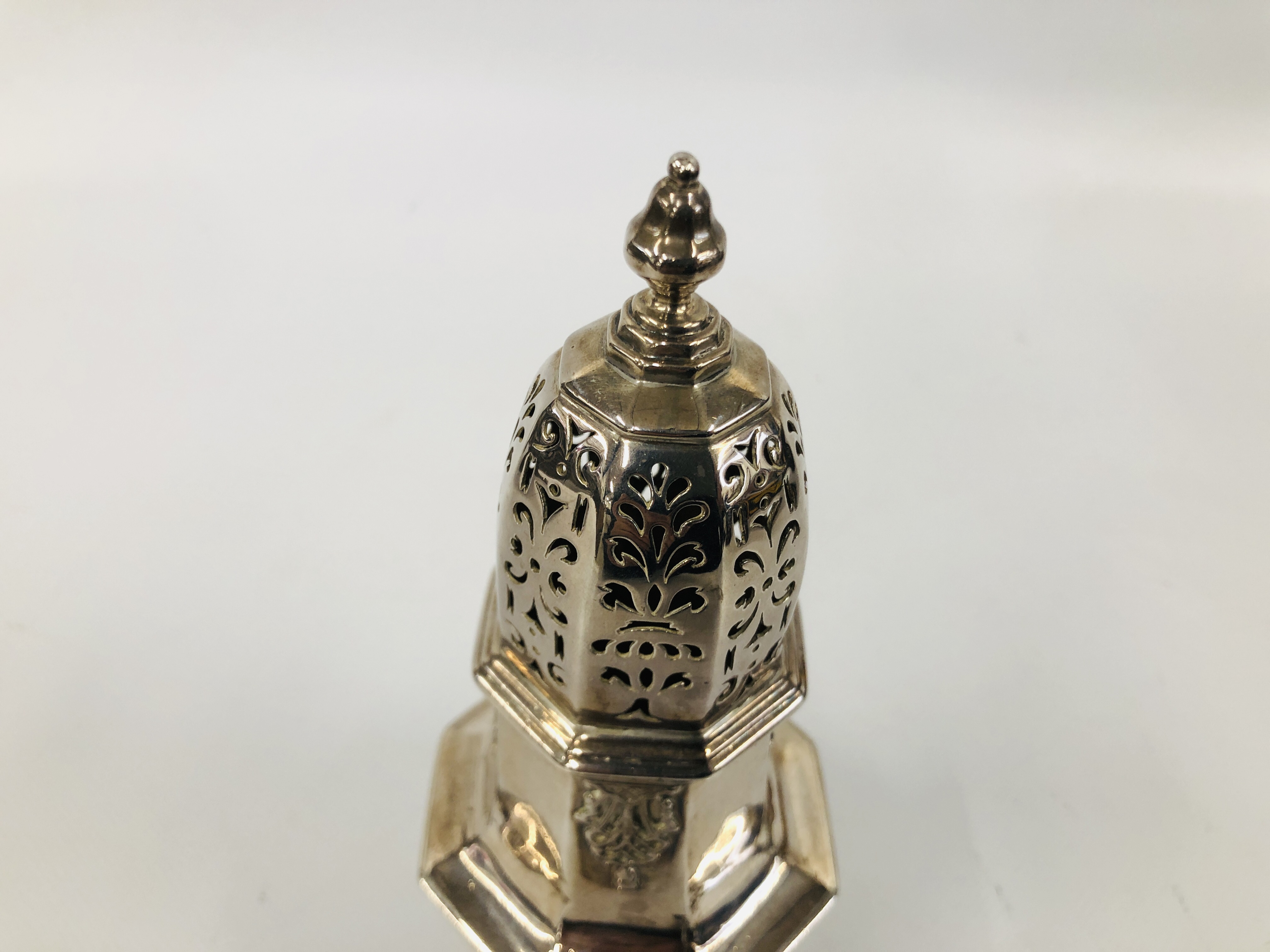 A SILVER SUGAR CASTOR OF OCTAGONAL FORM BRITANNIA STANDARD EARLY C19TH HEIGHT 19.5CM. - Image 2 of 9