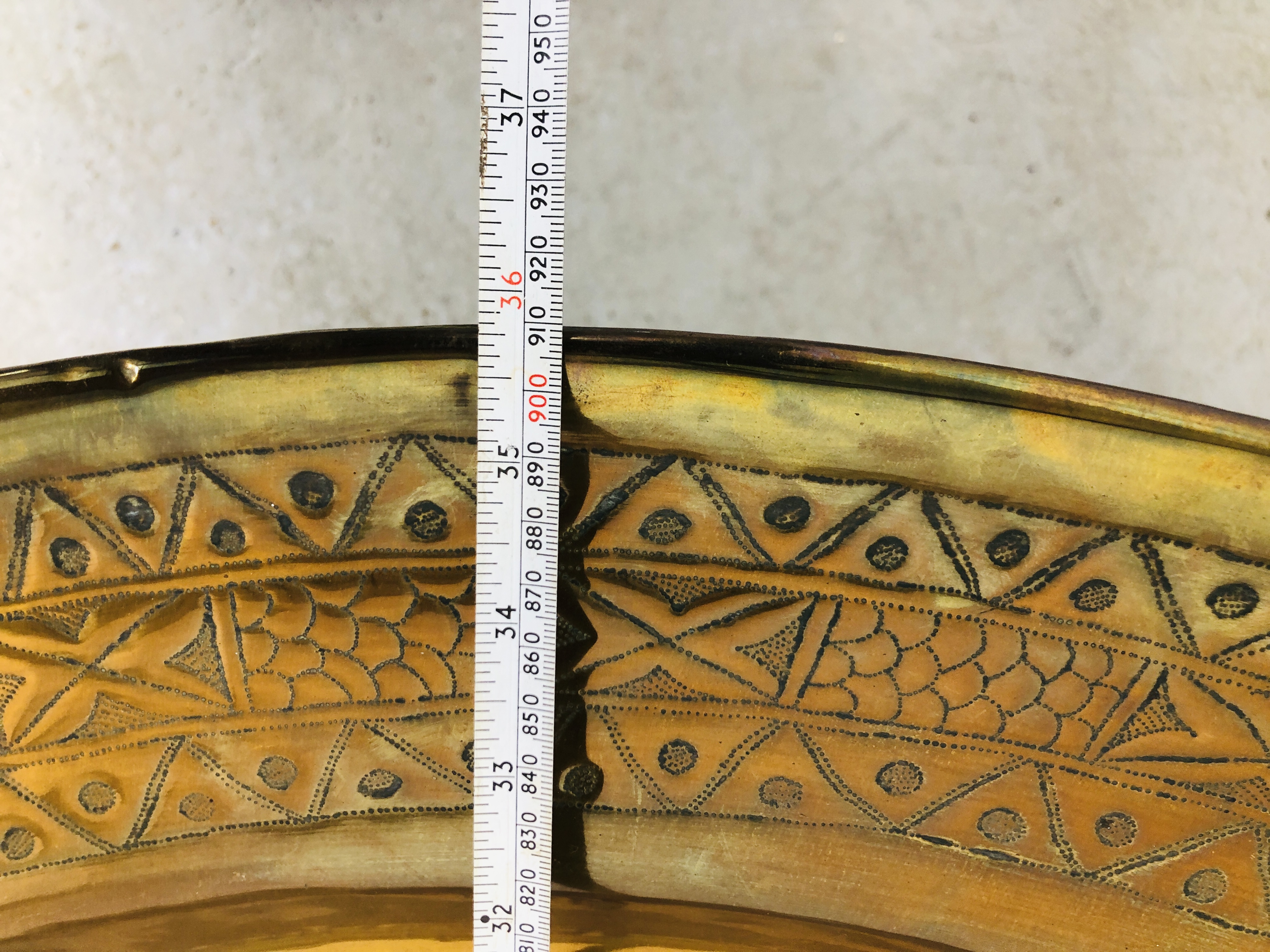 A LARGE BRASS EASTERN TRAY TABLE ON FOLDING CARVED WOODEN BASE (TRAY DIA. 91CM. - Image 5 of 5