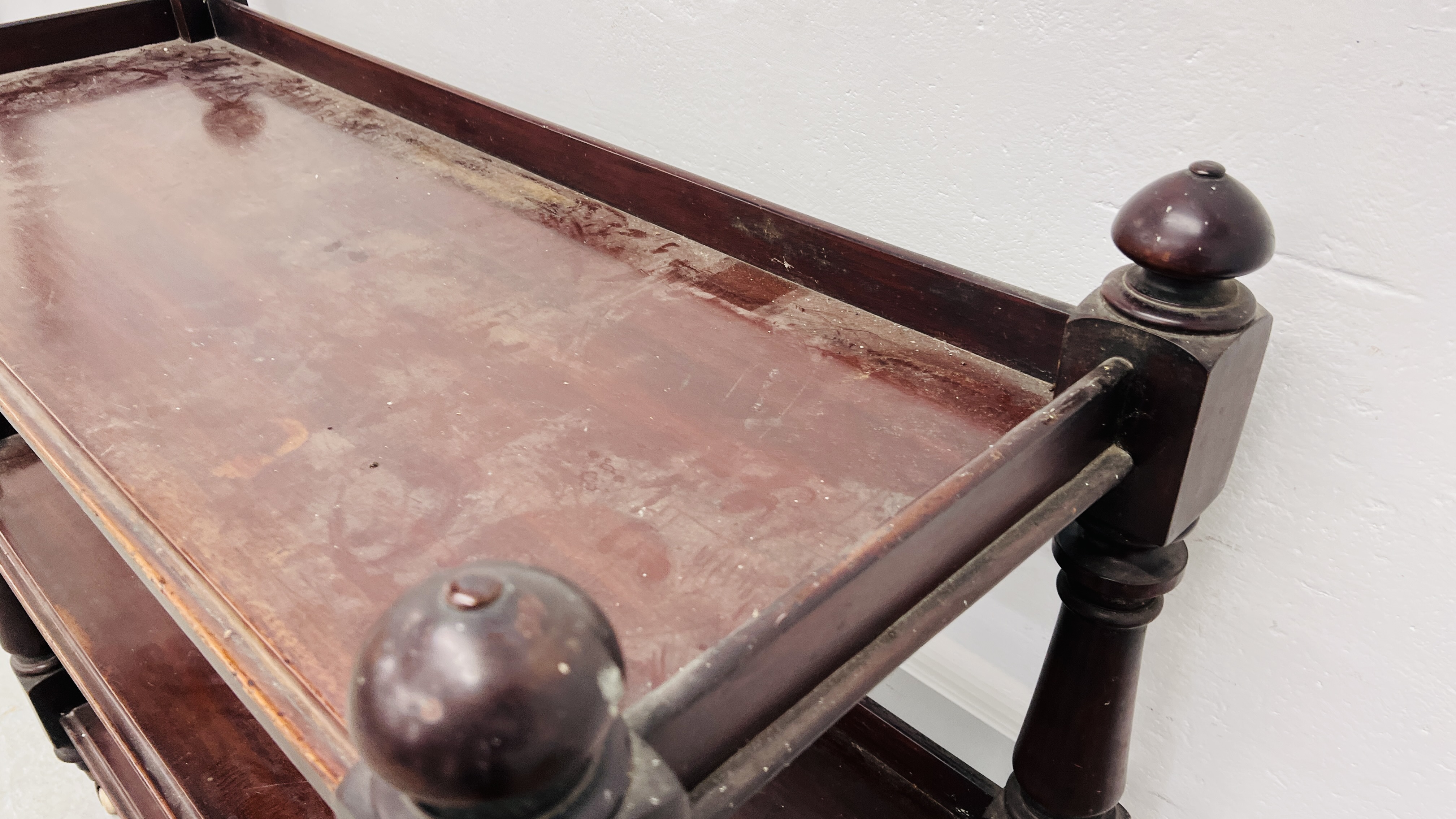 A VICTORIAN MAHOGANY THREE TIER BUFFET TROLLEY A/F LENGTH 120CM. HEIGHT 110CM. DEPTH 48CM. - Image 5 of 12