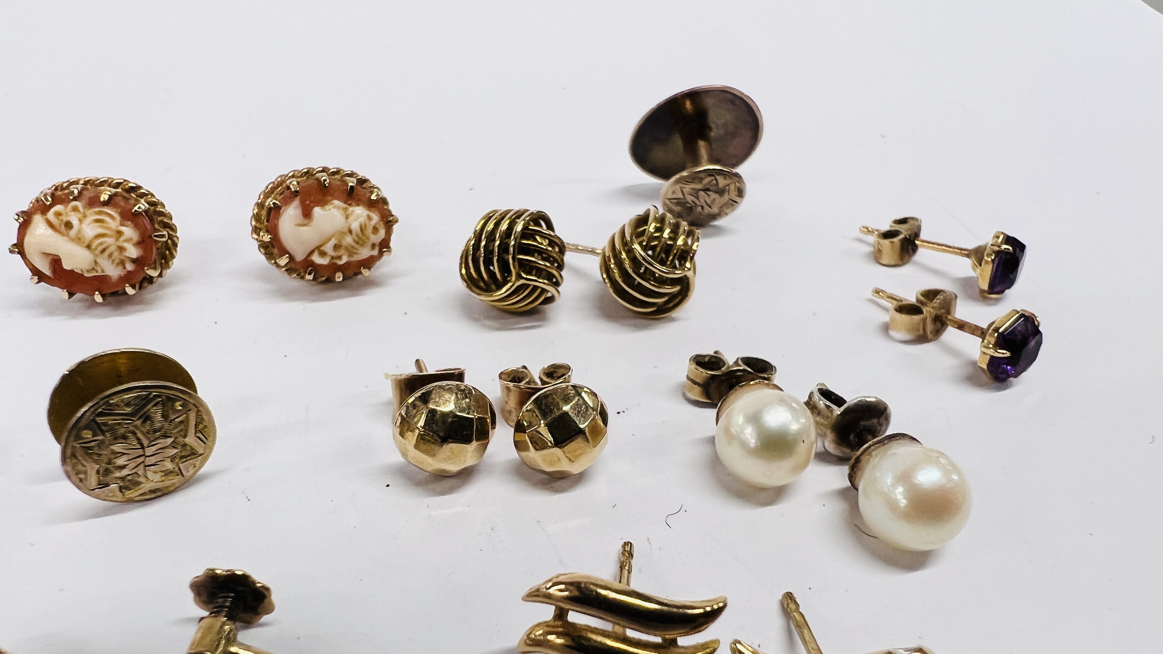 A GROUP OF FIVE PAIRS OF YELLOW METAL STUD EARRINGS TO INCLUDE PEARL AND CAMEO EXAMPLES, - Image 6 of 9