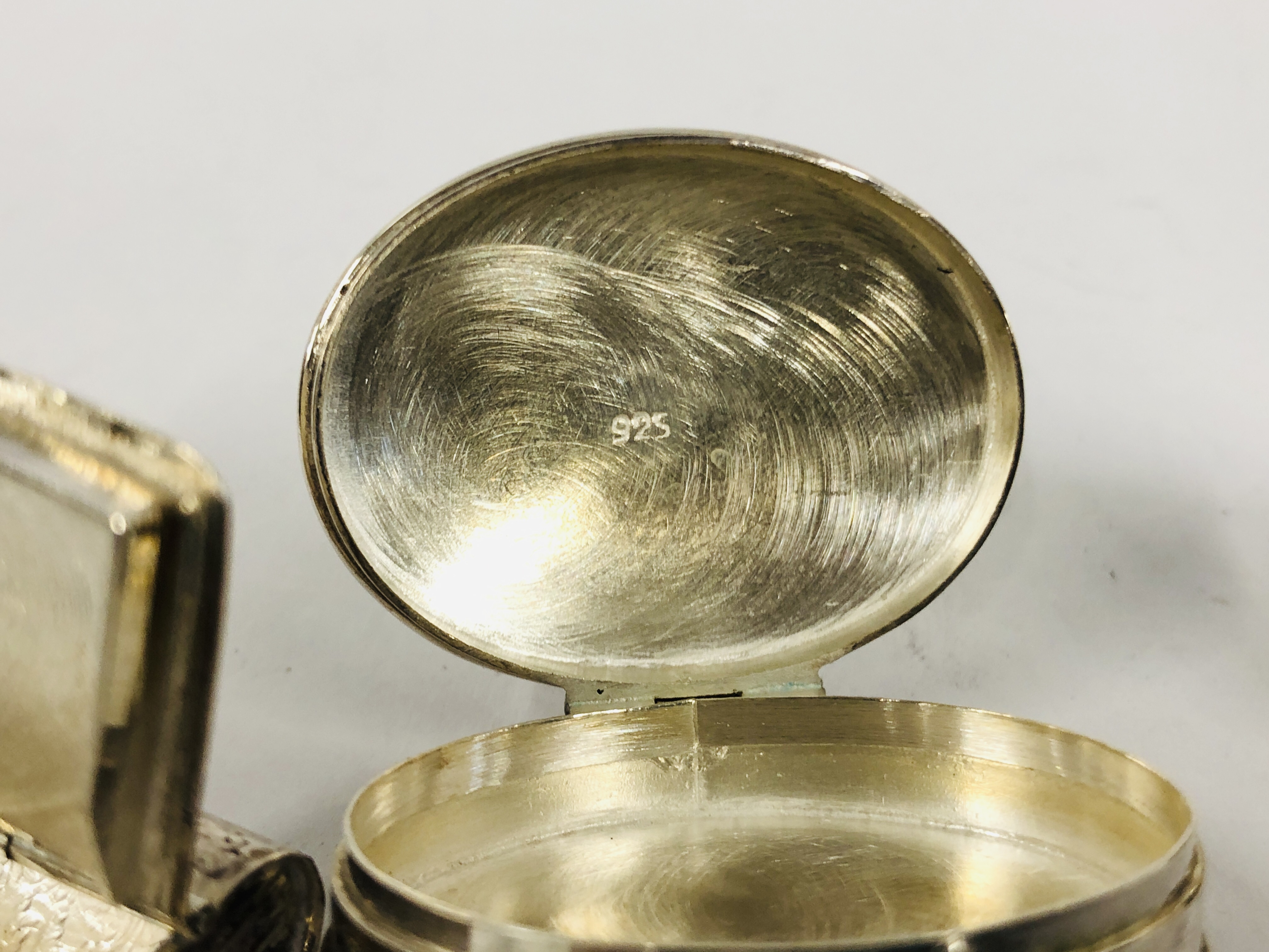 A SILVER PILL BOX OF BOOK FORM MARKED 925 ALONG WITH AN OVAL PILL BOX SURMOUNTED BY A RABBIT - Image 8 of 10