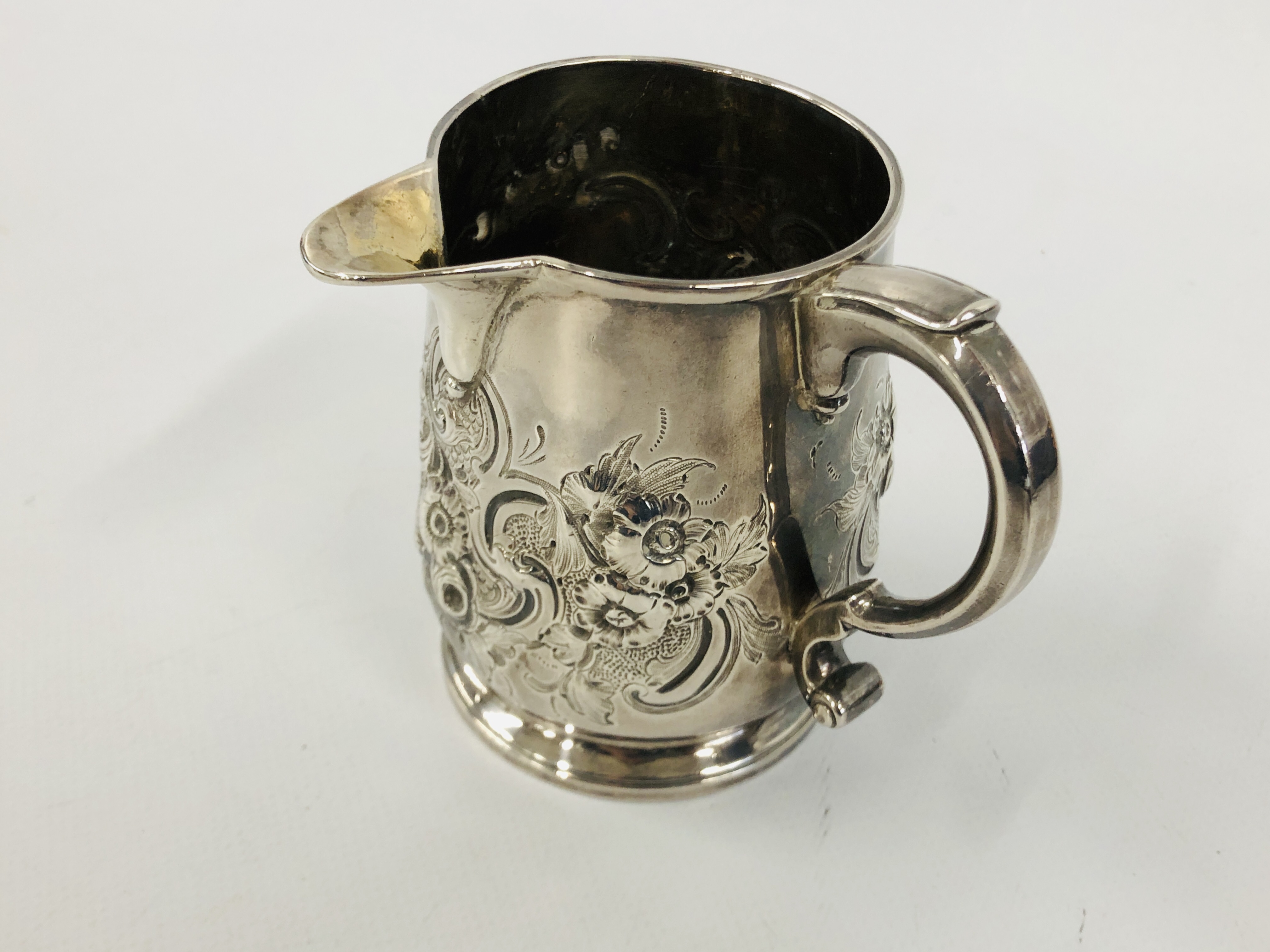 A GEORGE I BRITANNIA STANDARD SILVER LIPPED TANKARD WITH LATER DECORATION AND INSCRIPTION HEIGHT - Image 2 of 8