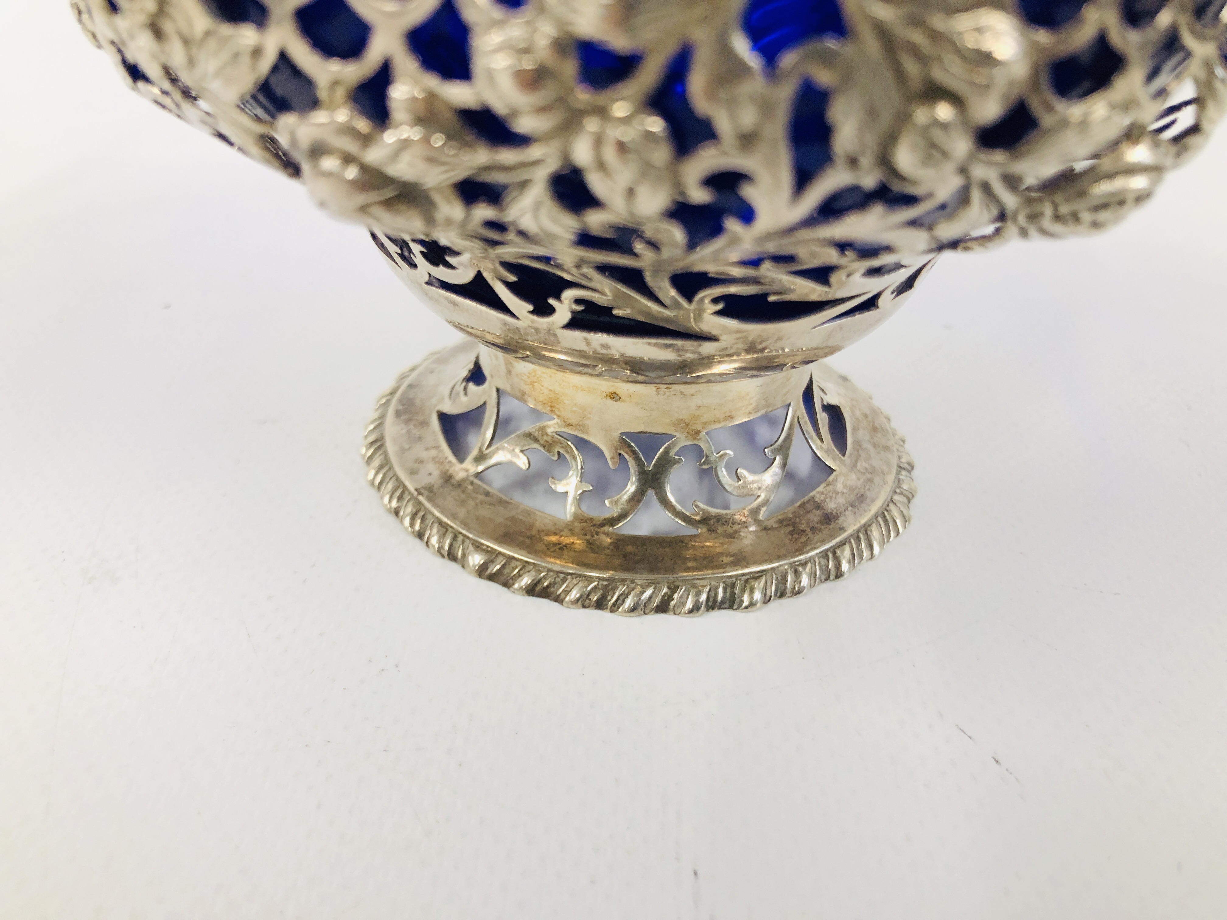 A SILVER SWING HANDLED SUGAR BASIN OF OGEE FORM, - Image 5 of 11