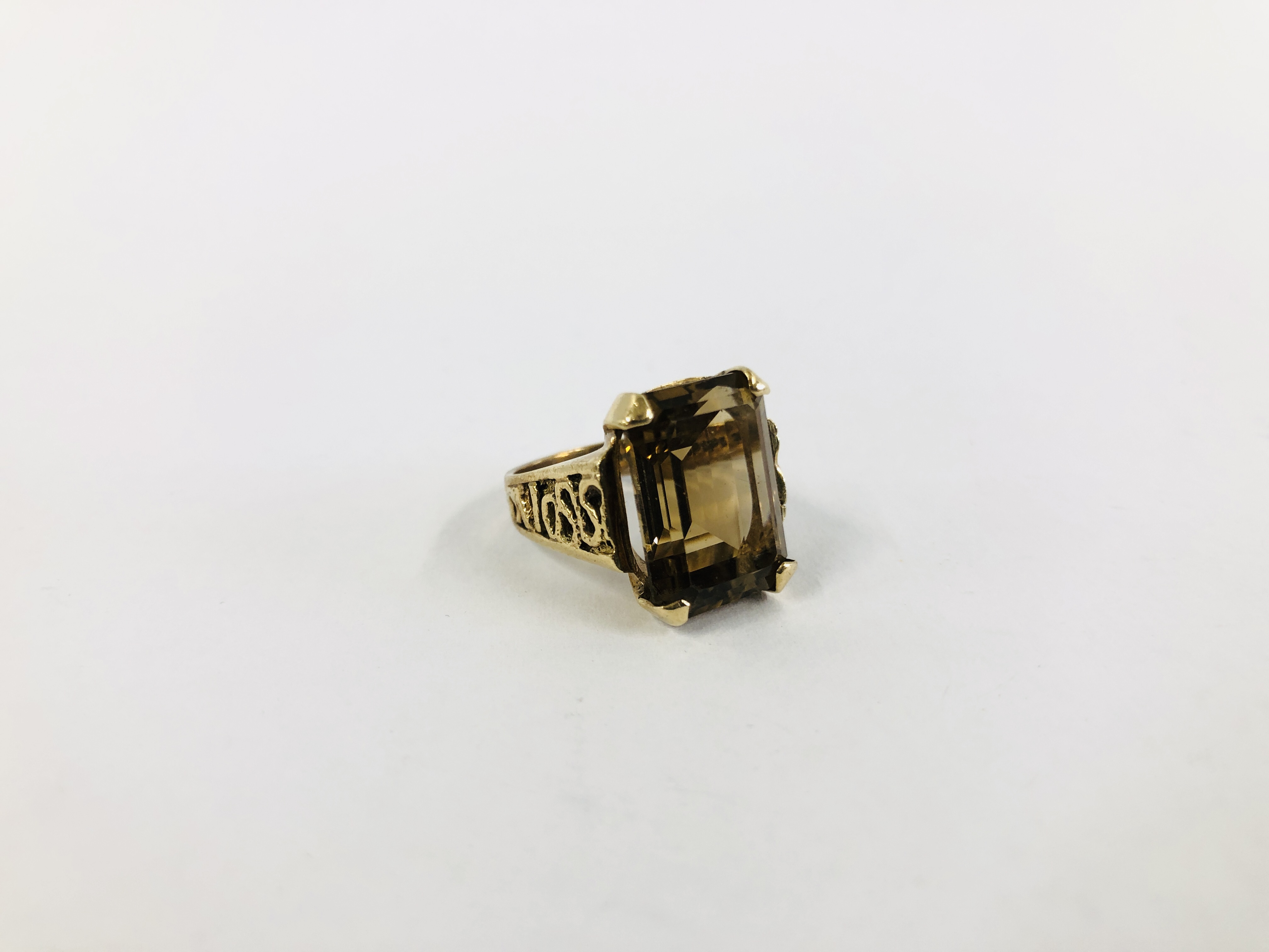 AN ATTRACTIVE RING MARKED 9CT SET WITH CENTRAL EMERALD CUT STONE. - Image 2 of 6