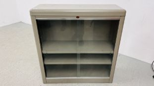 A VINTAGE HOWDEN STEEL EQUIPMENT BOOKCASE WITH SLIDING GLASS DOORS, W 89CM, D 31CM, H 92CM.