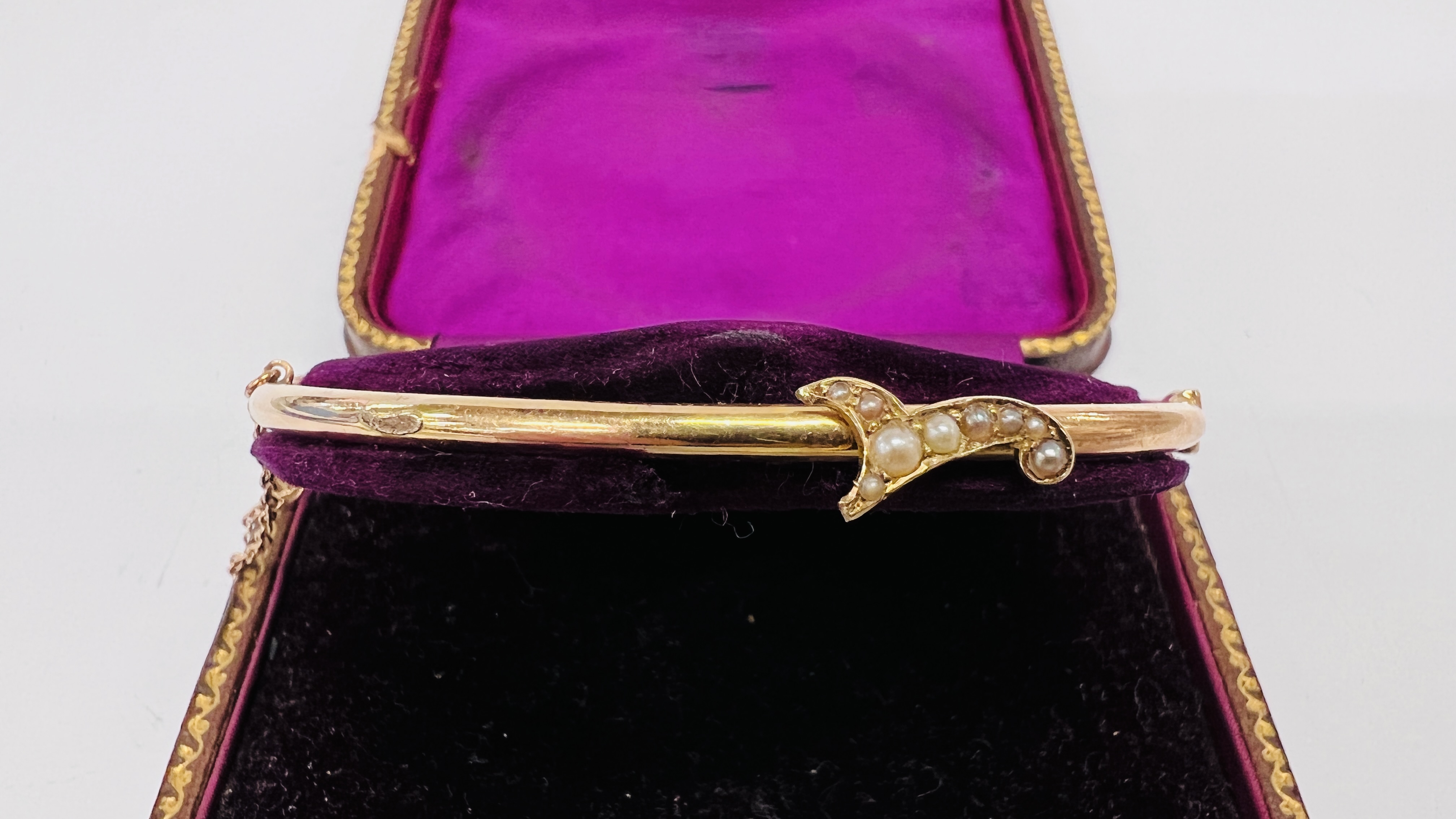 A 15CT GOLD BANGLE, MOUNTED WITH SEED PEARLS IN LEATHER CASE. - Image 3 of 11