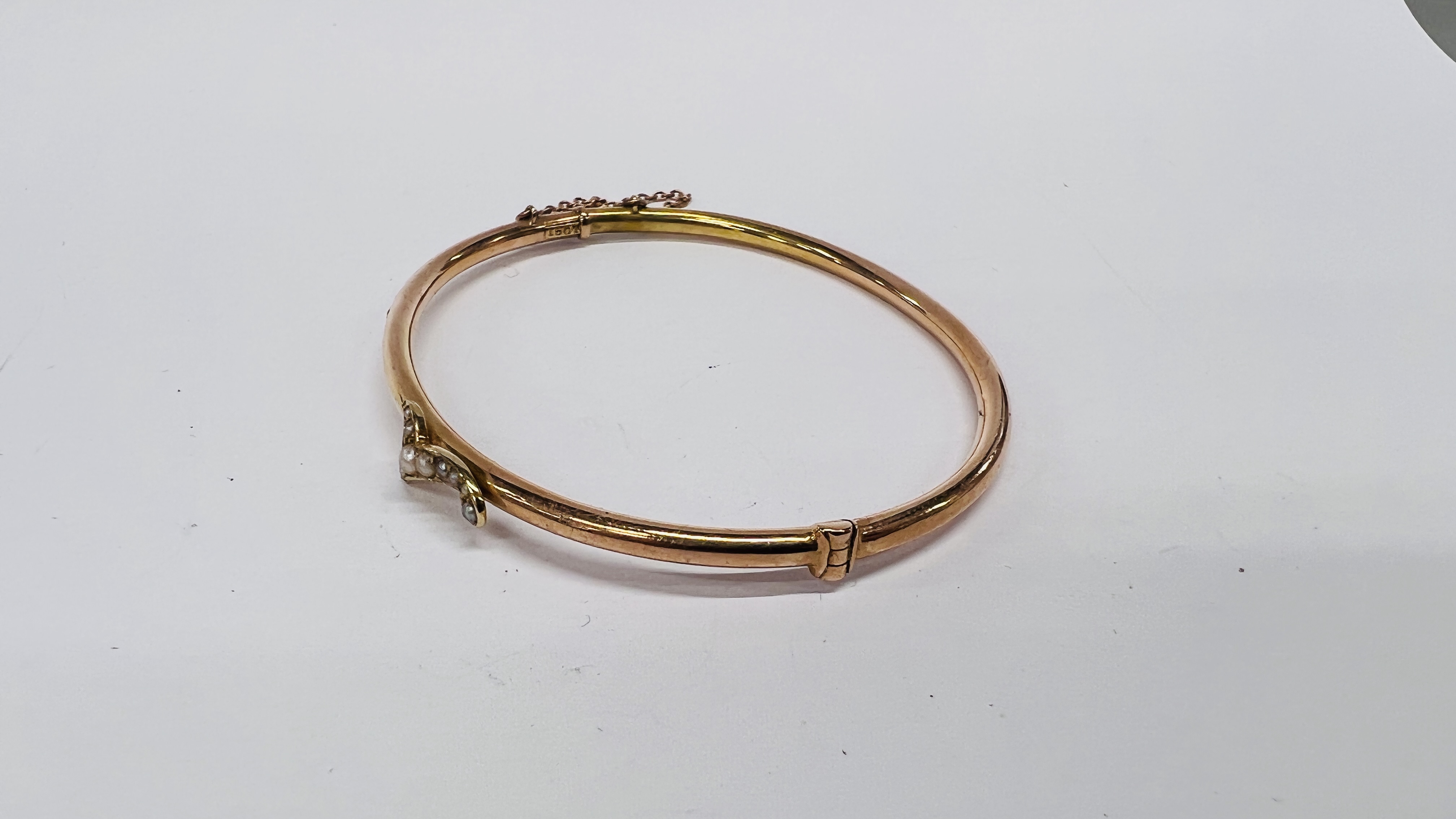 A 15CT GOLD BANGLE, MOUNTED WITH SEED PEARLS IN LEATHER CASE. - Image 7 of 11