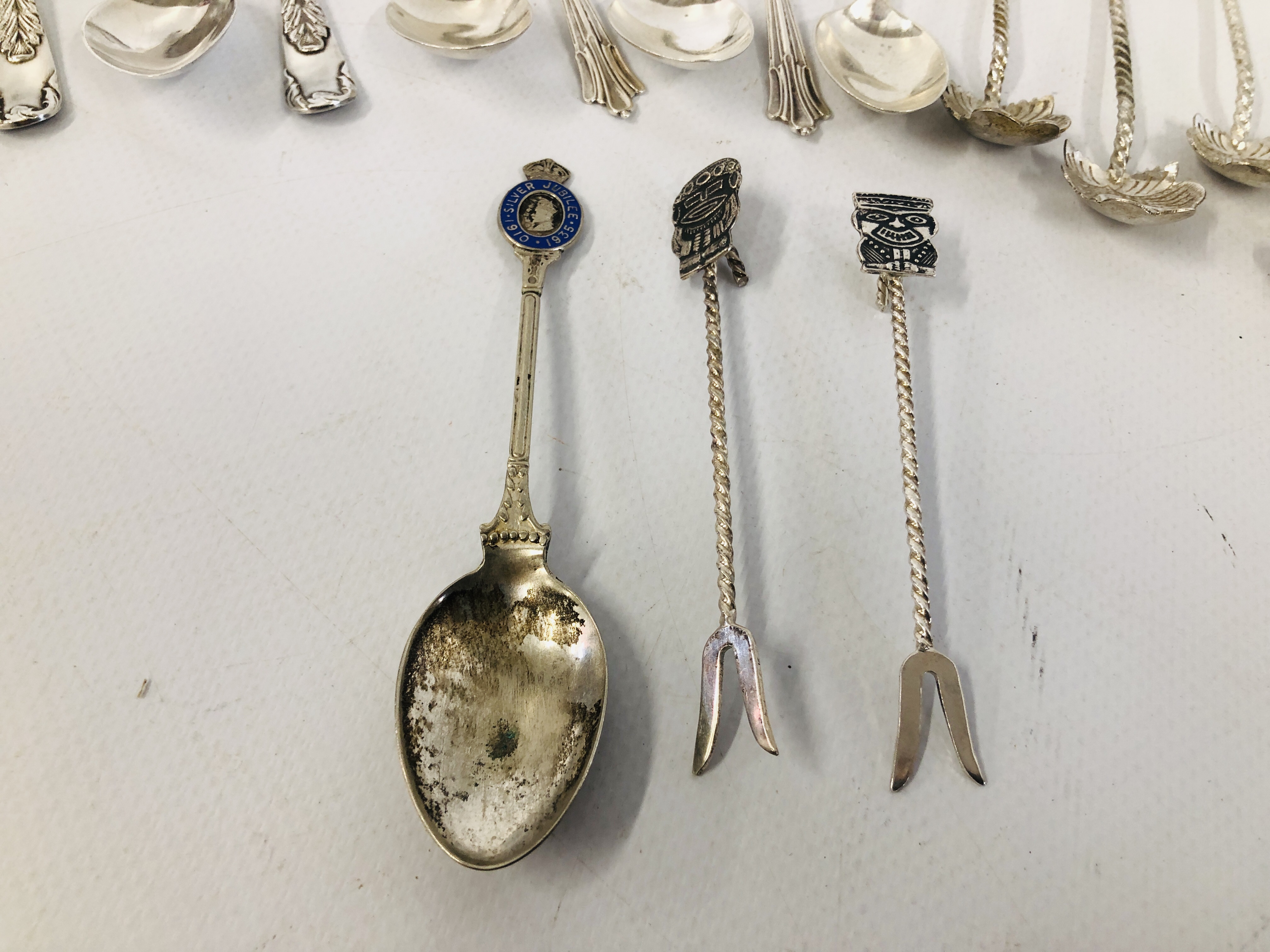 A GROUP OF SILVER TO INCLUDE 5 SILVER HANDLED KNIVES, SILVER HANDLED HOOK, - Image 2 of 17