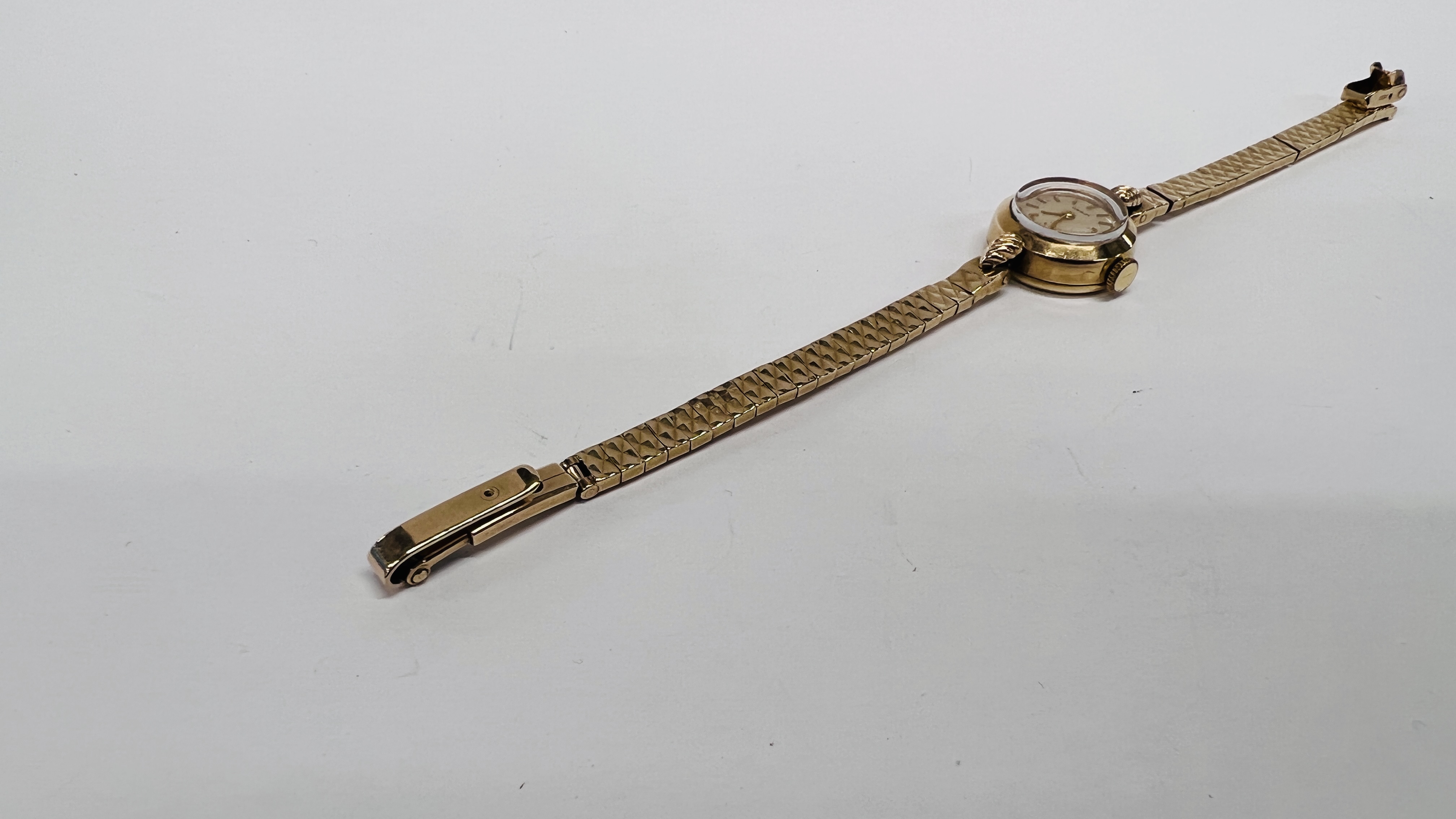 A LADY'S 9CT GOLD TISSOT WRISTWATCH WITH BATON NUMERALS, ON A 9CT GOLD BRACELET. - Image 4 of 13