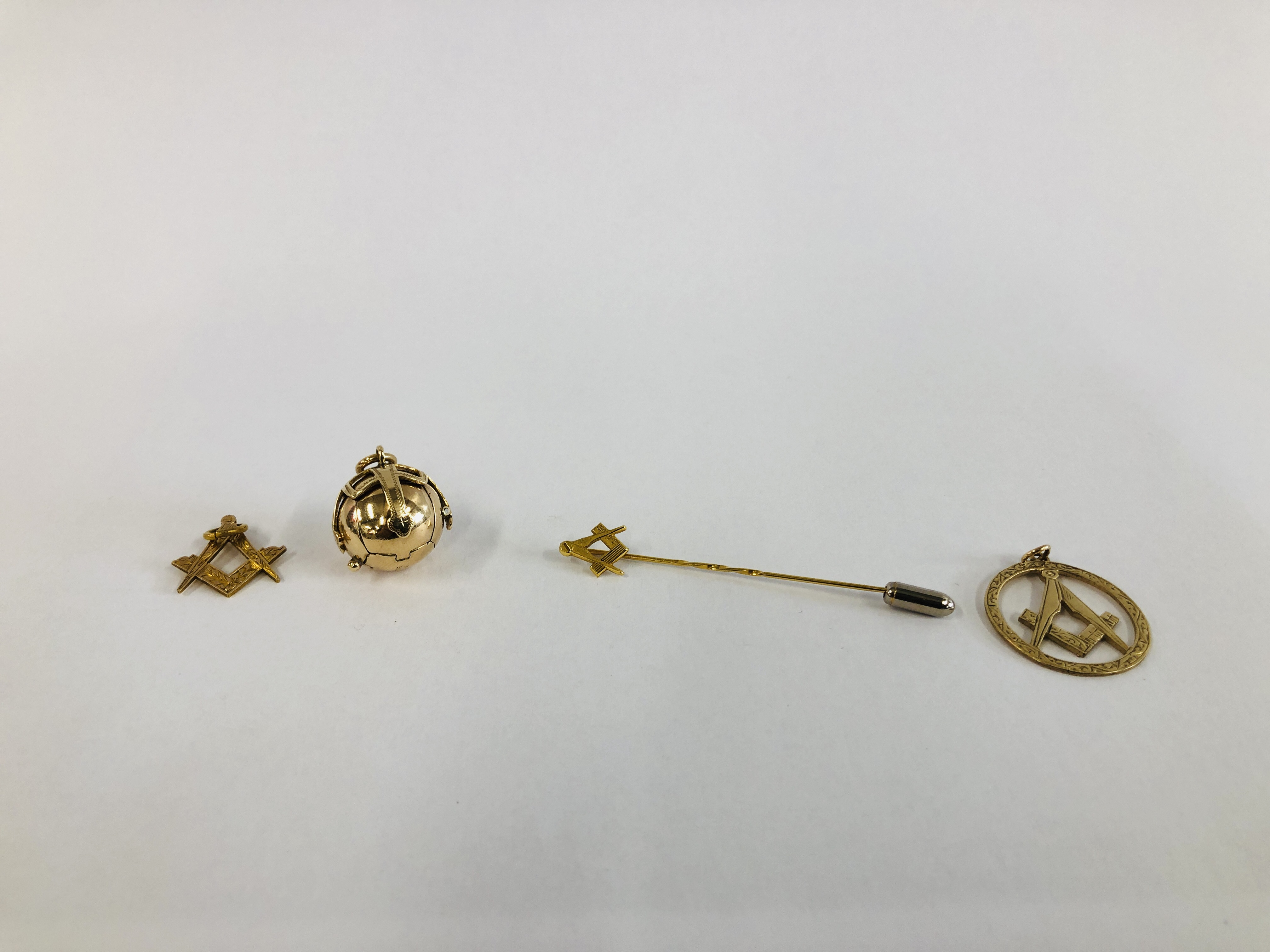 9CT. GOLD MASONIC JEWELLERY TO INCLUDE TWO PENDANTS AND A STICK PIN, 9CT.