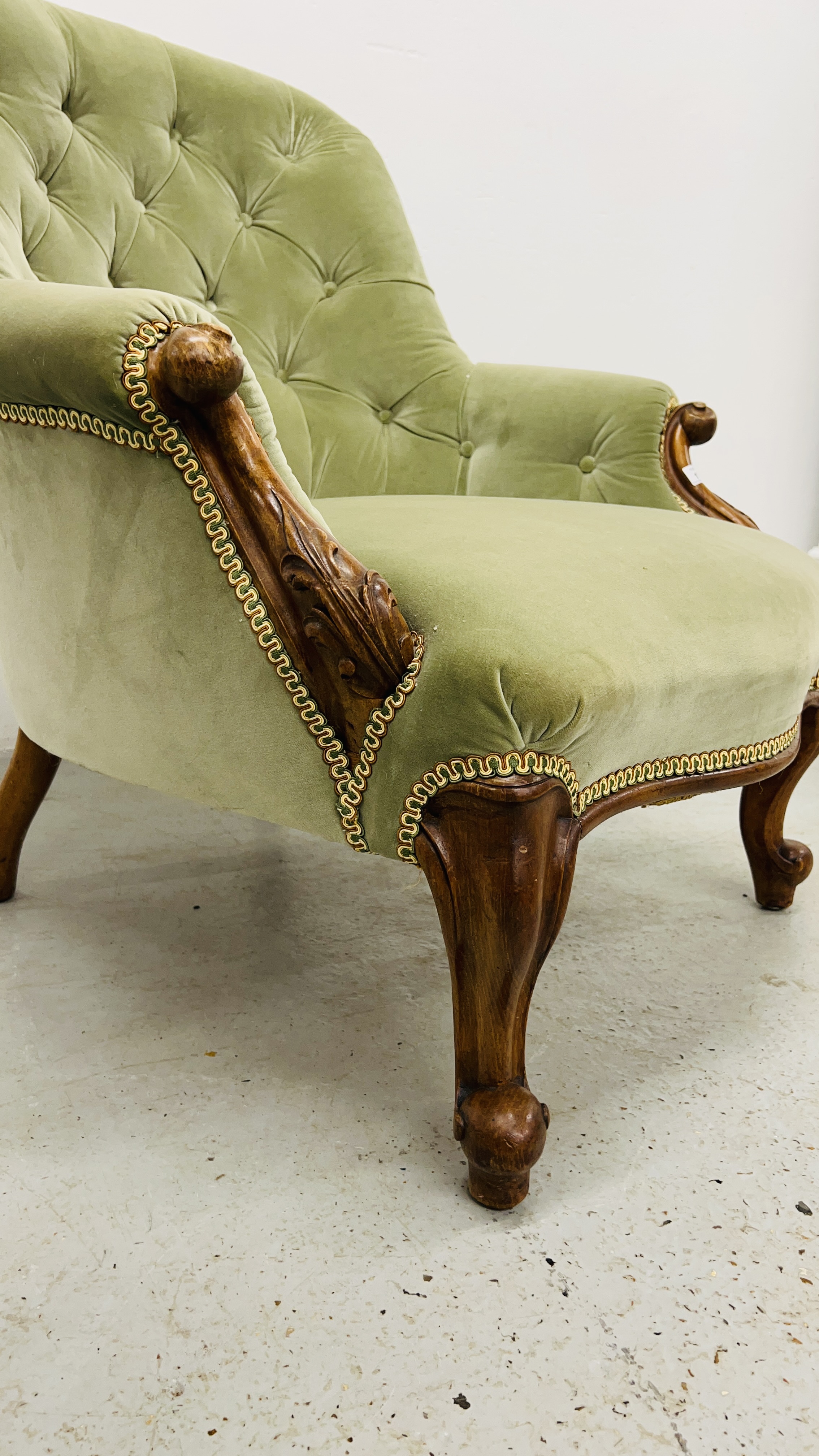 A VICTORIAN BUTTON BACK NURSING CHAIR - Image 9 of 11