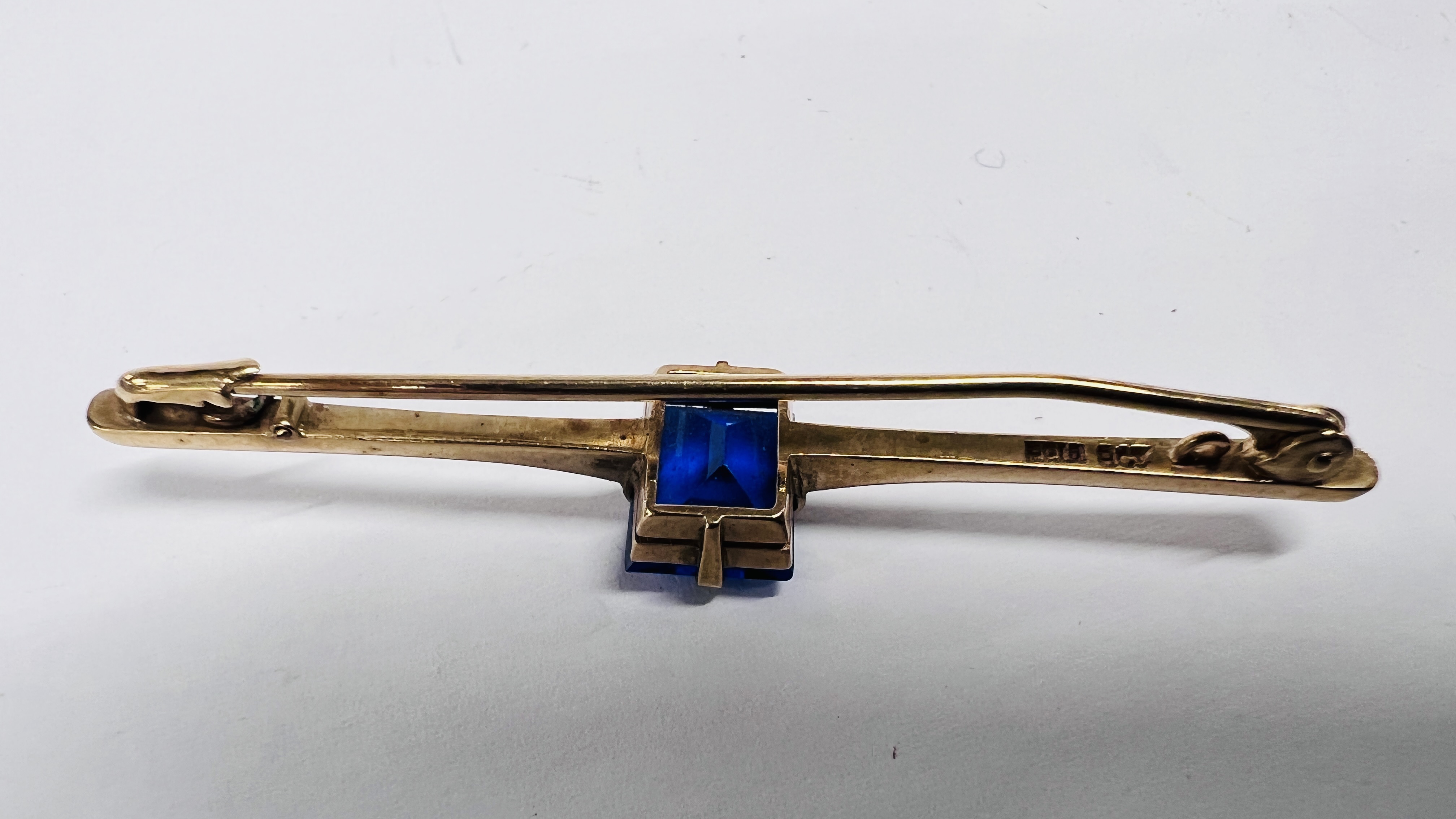 A 9CT GOLD BAR BROOCH, THE RECTANGULAR STONE CHIPPED ON TWO EDGES. - Image 9 of 10