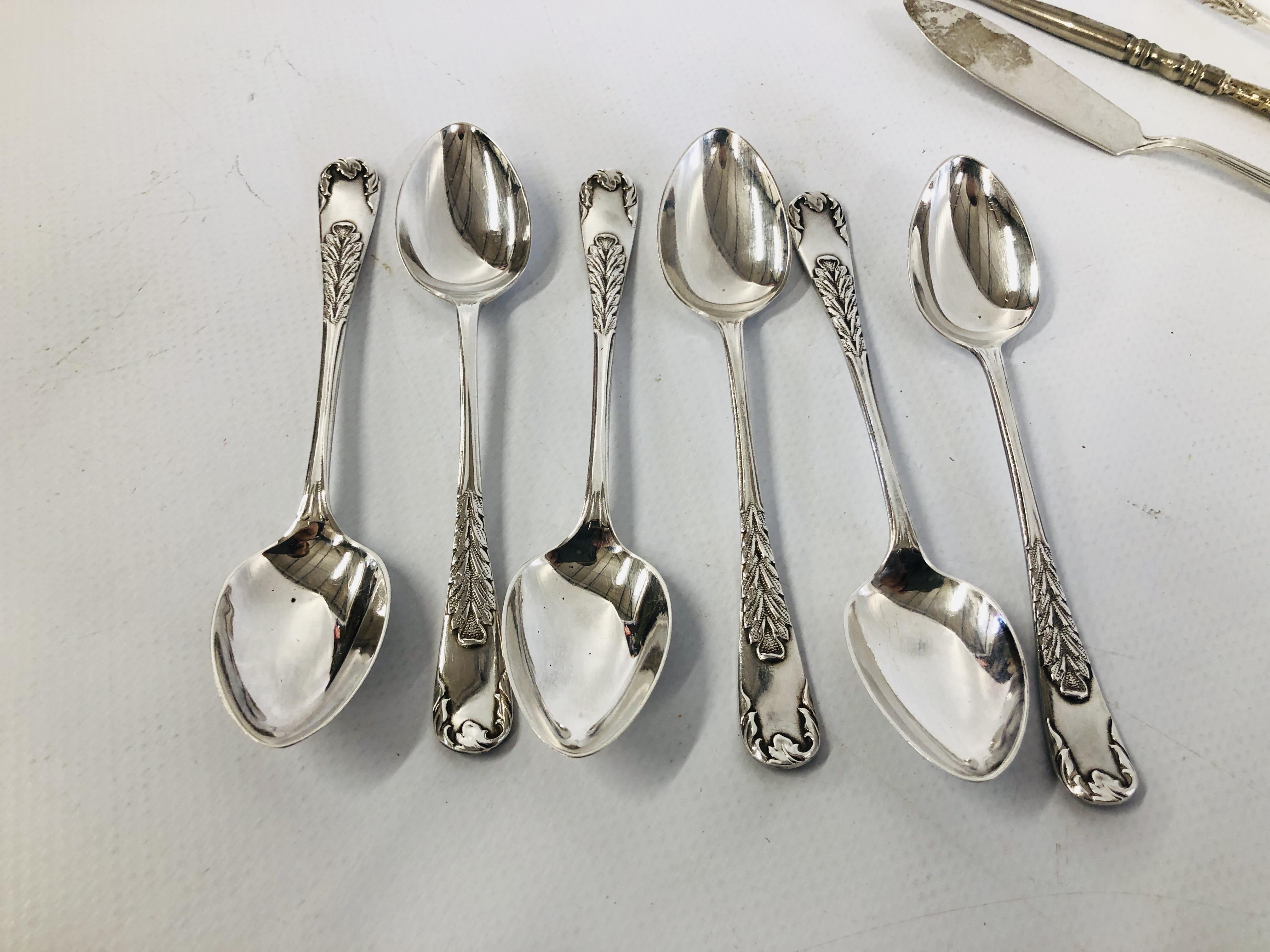 A GROUP OF SILVER TO INCLUDE 5 SILVER HANDLED KNIVES, SILVER HANDLED HOOK, - Image 8 of 17