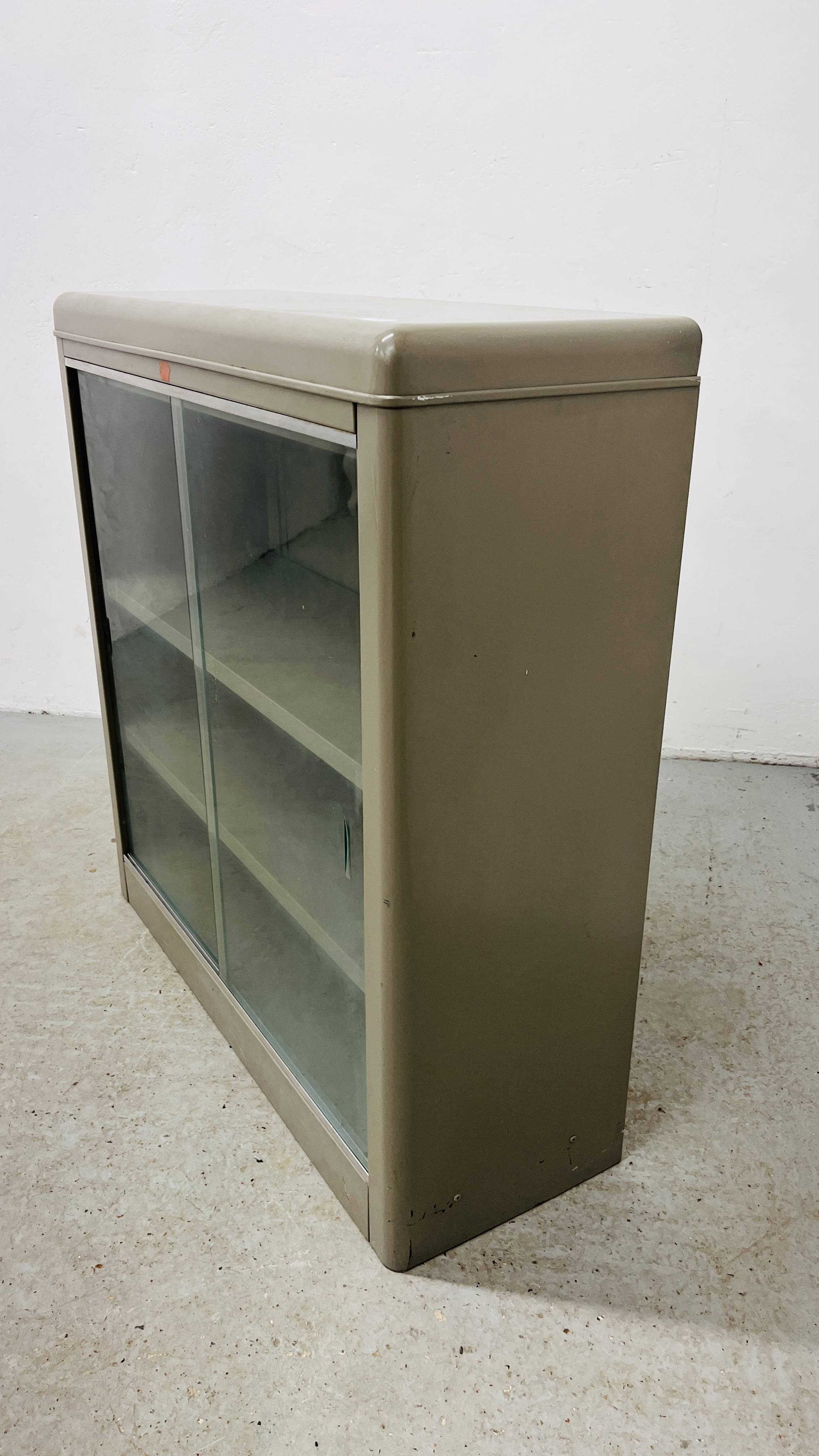 A VINTAGE HOWDEN STEEL EQUIPMENT BOOKCASE WITH SLIDING GLASS DOORS, W 89CM, D 31CM, H 92CM. - Image 3 of 8