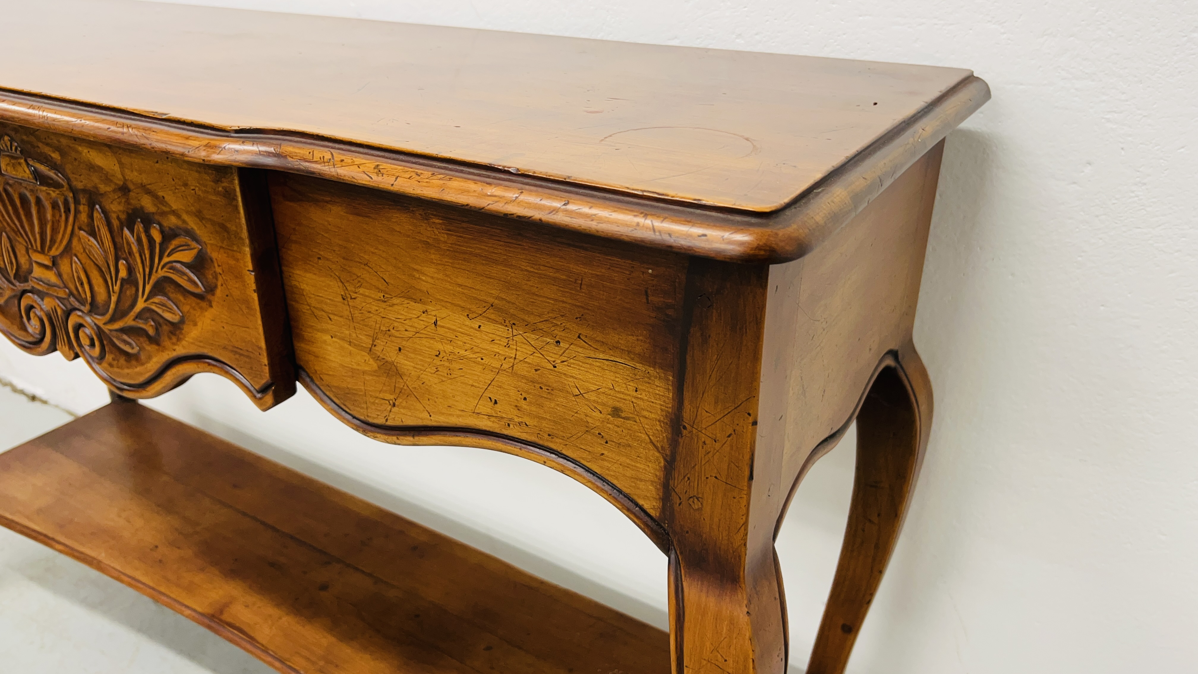 REPRODUCTION MAHOGANY SIDE TABLE WITH CENTRAL CONCEALED DRAWER AND SHELF BELOW WIDTH 118CM. - Image 4 of 9