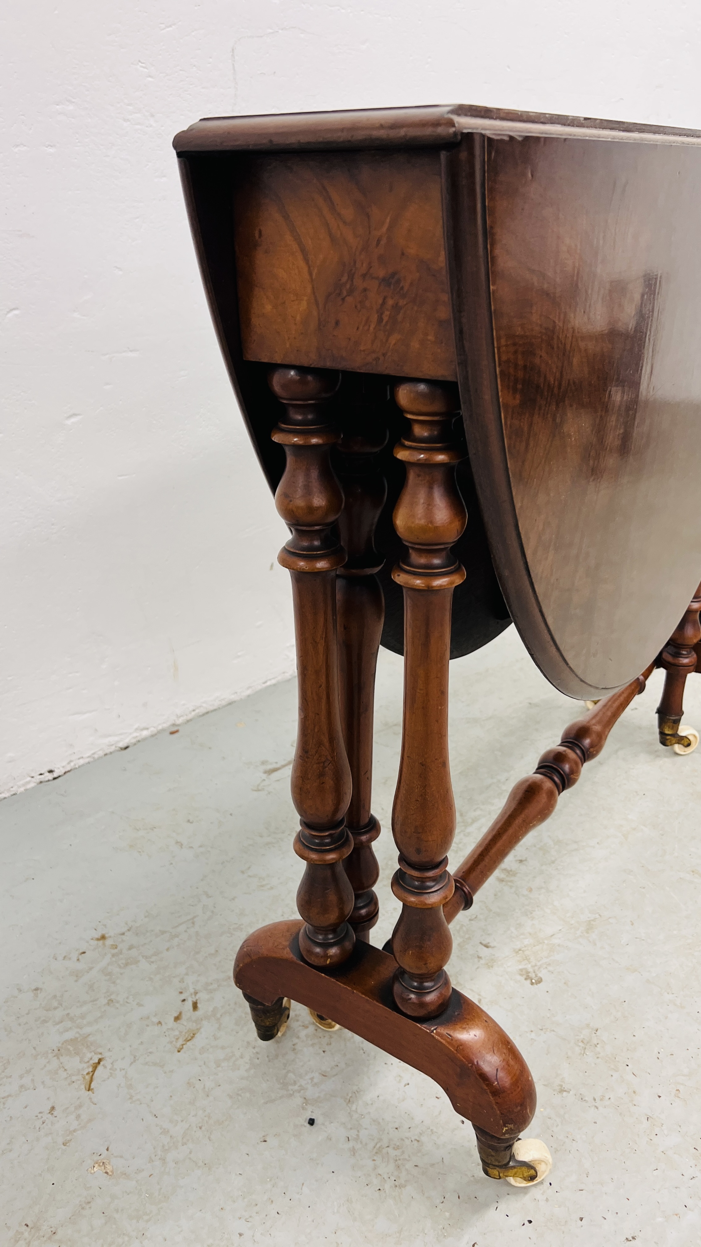 VICTORIAN WALNUT TEA TABLE WITH GATELEG ACTION AND OVAL TOP - EXTENDED 83CM. X 102CM. - Image 3 of 10