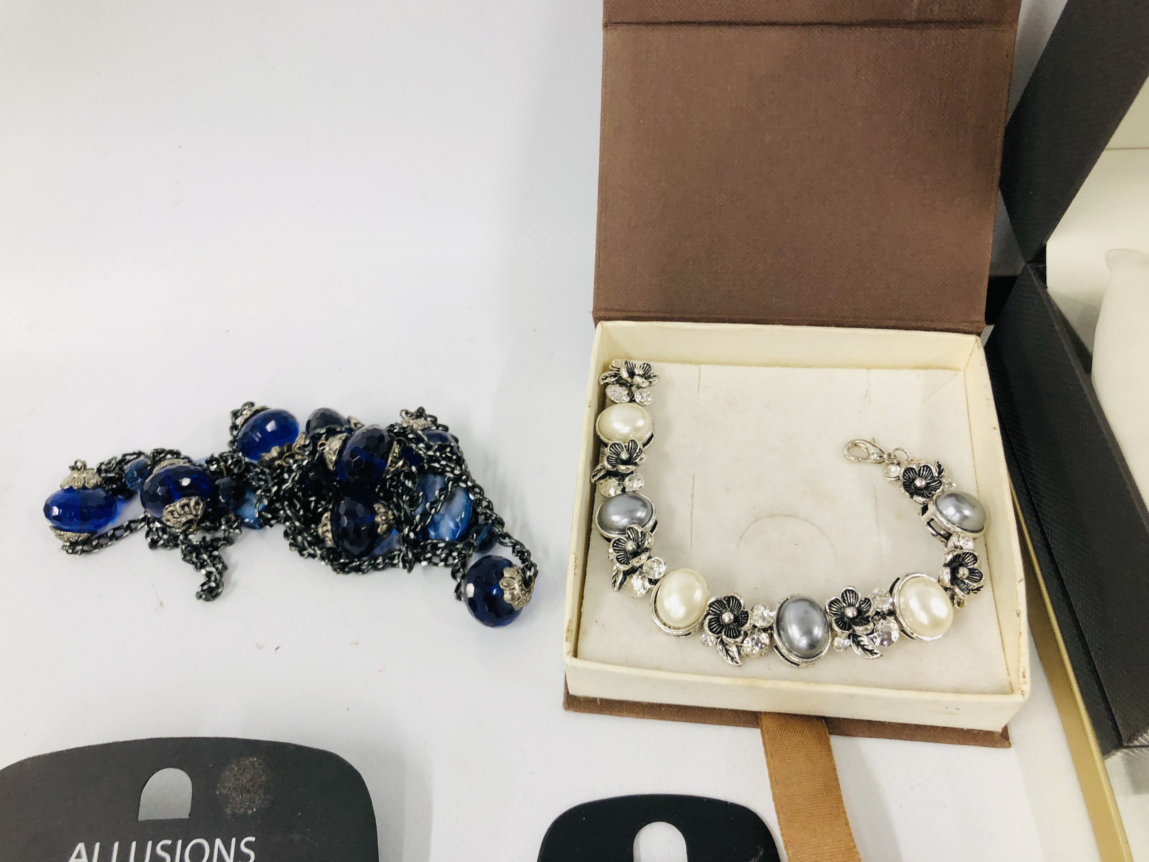 A BOX OF COSTUME JEWELLERY TO INCLUDE BEADS, NECKLACES, BANGLES, EARRINGS, - Image 8 of 10