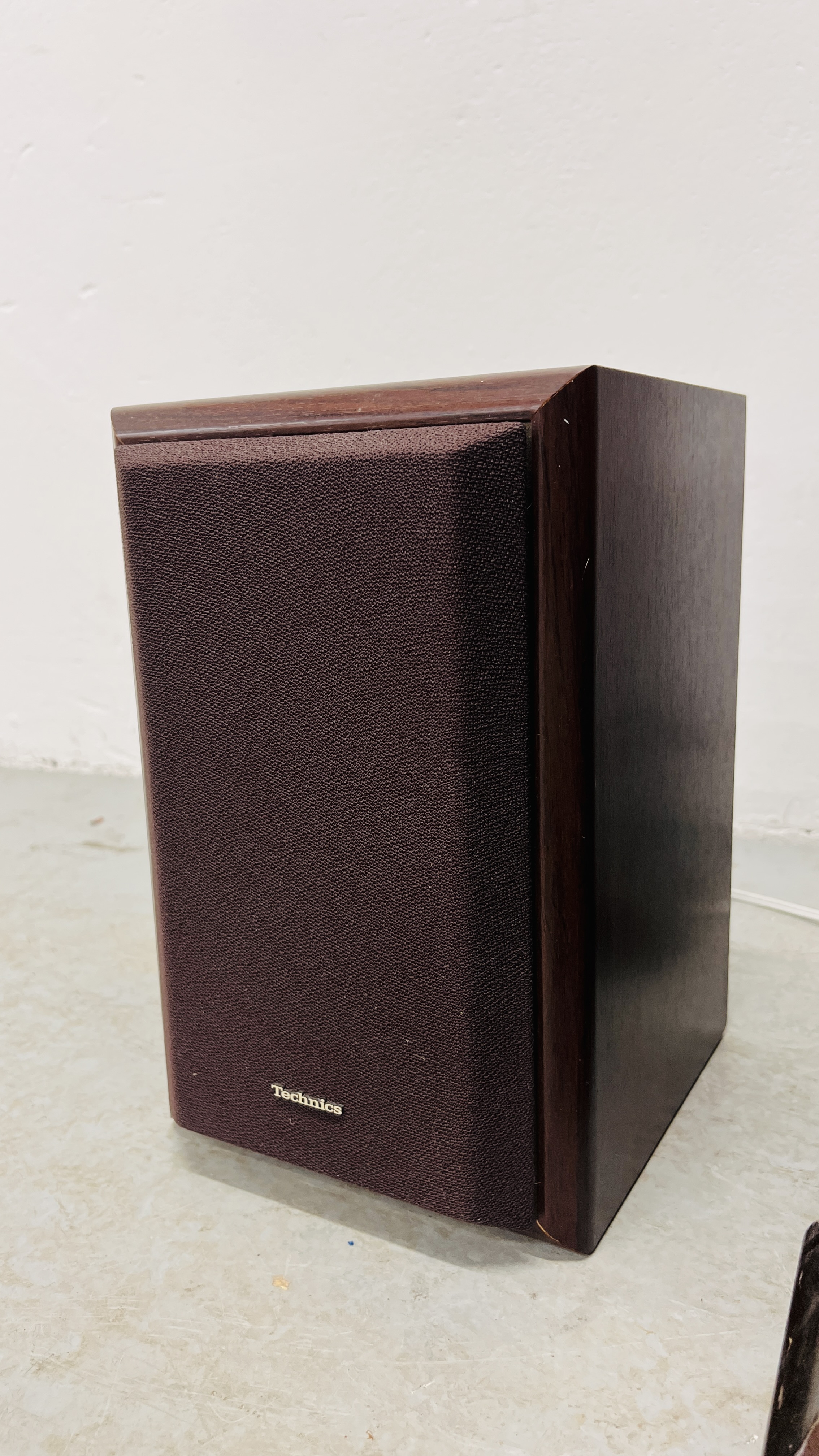 TECHNICS HI-FI SYSTEM AND SPEAKERS IN FITTED REPRODUCTION MAHOGANY FINISHED MUSIC CABINET - SOLD AS - Image 6 of 8