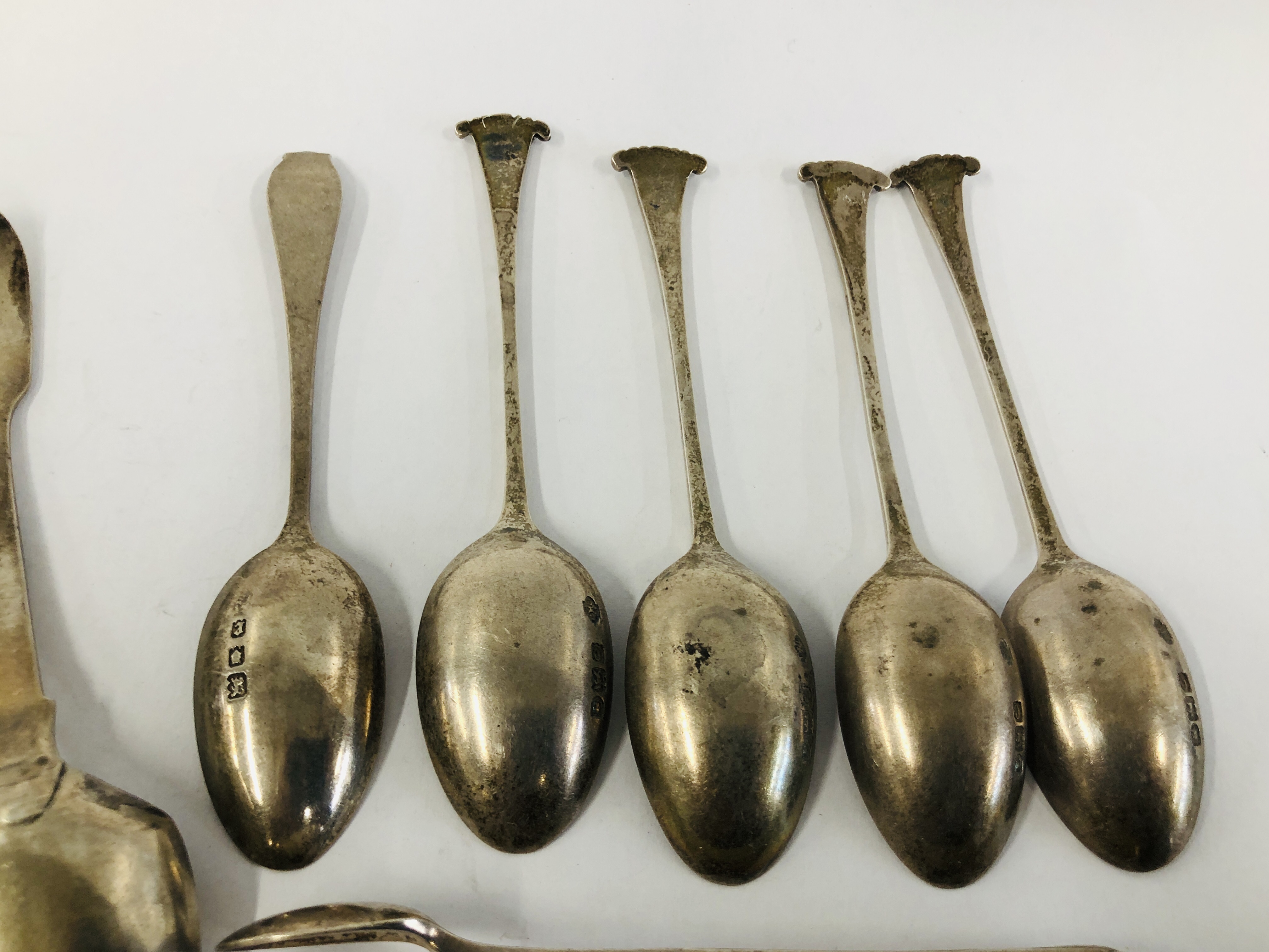 EIGHT VARIOUS SILVER TEASPOONS INCLUDING FOUR ONSLOW PATTERN AND MATCHING SUGAR NIPS, - Image 6 of 10