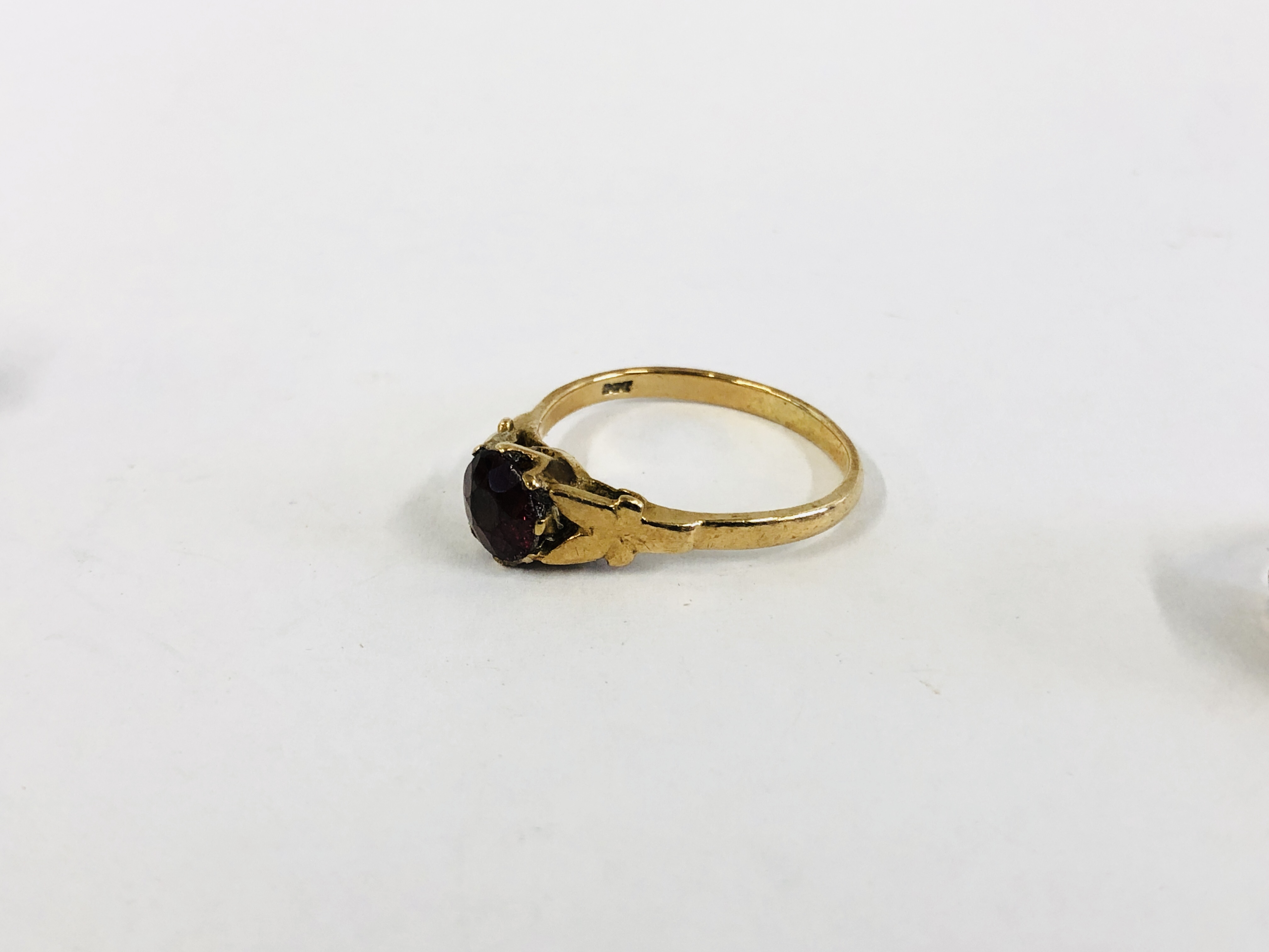 A GROUP OF THREE 9CT GOLD RINGS TO INCLUDE GYPSY STYLE, SINGLE STONE SET RING, - Image 5 of 11