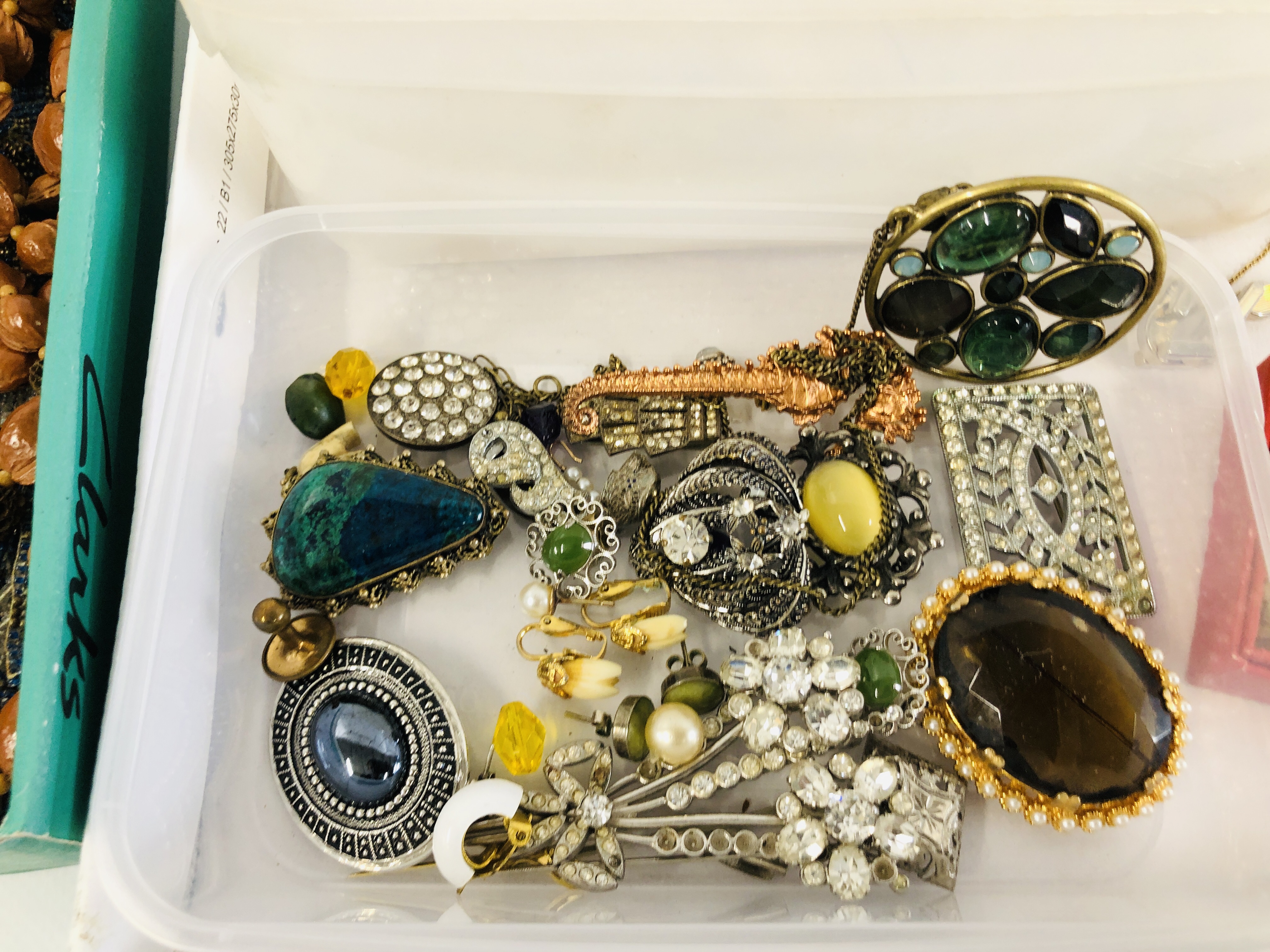 COLLECTION OF MODERN AND VINTAGE COSTUME JEWELLERY TO INCLUDE HARDSTONE AND SHELL NECKLACES, - Image 6 of 7