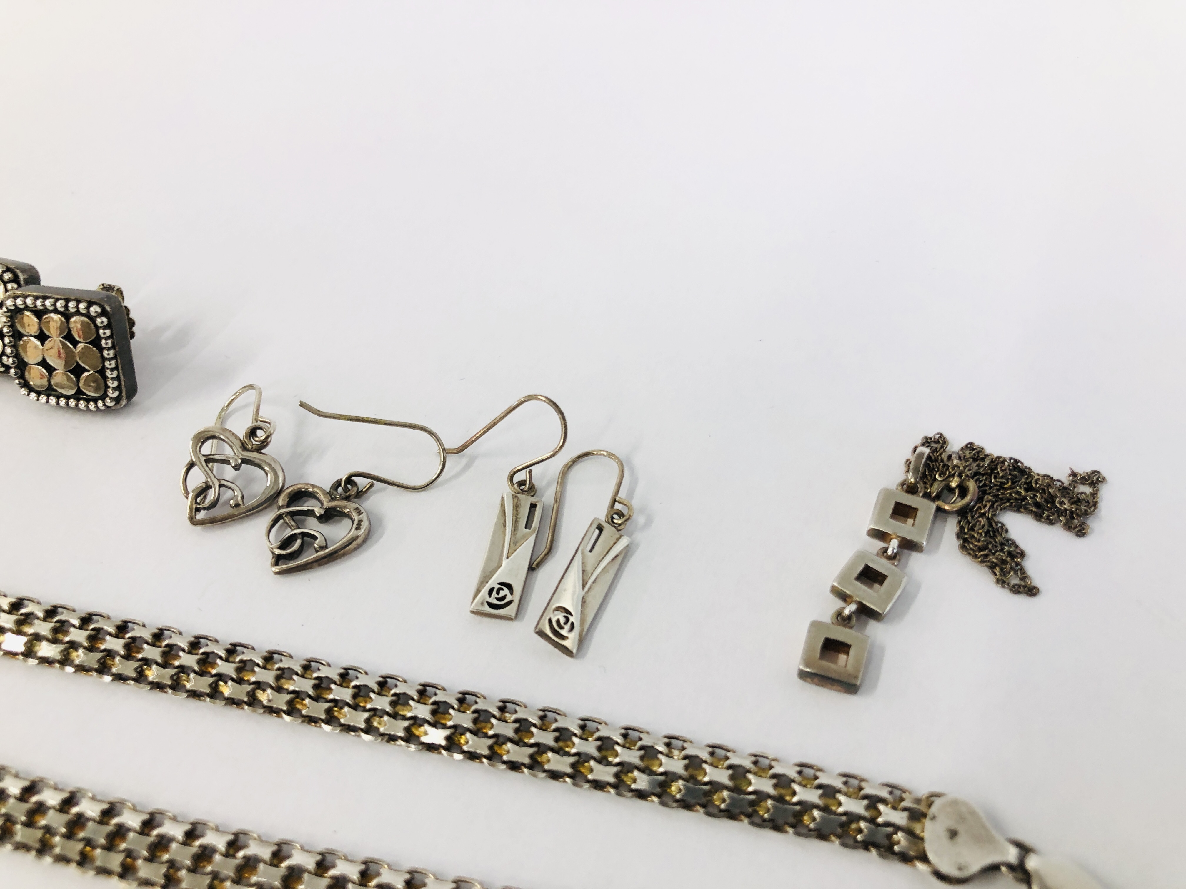 DESIGNER SILVER BRACELET AND MATCHING NECKLACE ALONG WITH KIT HEATH SILVER JEWELLERY, ETC. - Image 6 of 10