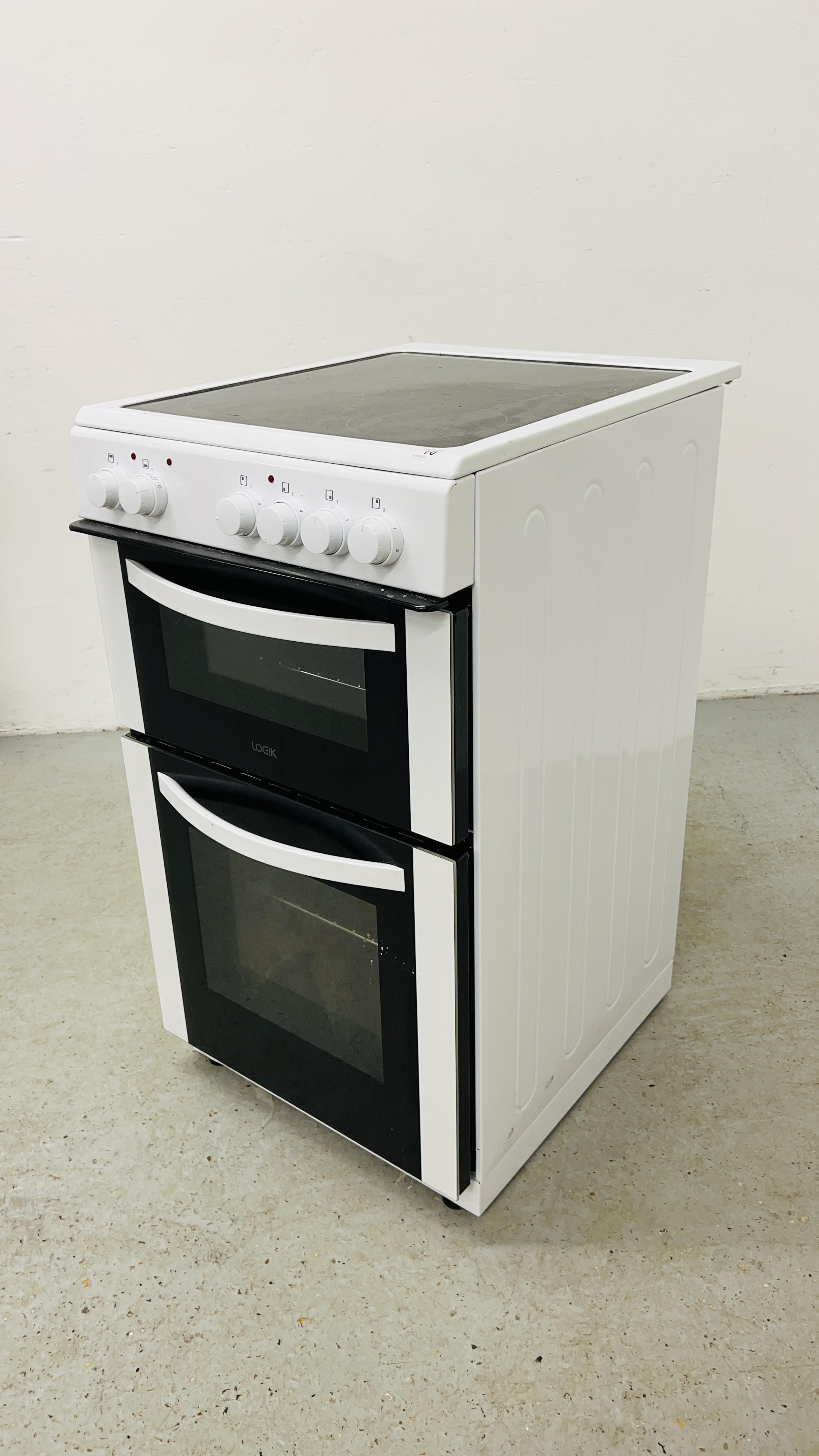 LOGIK ELECTRIC OVEN - SOLD AS SEEN. - Image 2 of 10